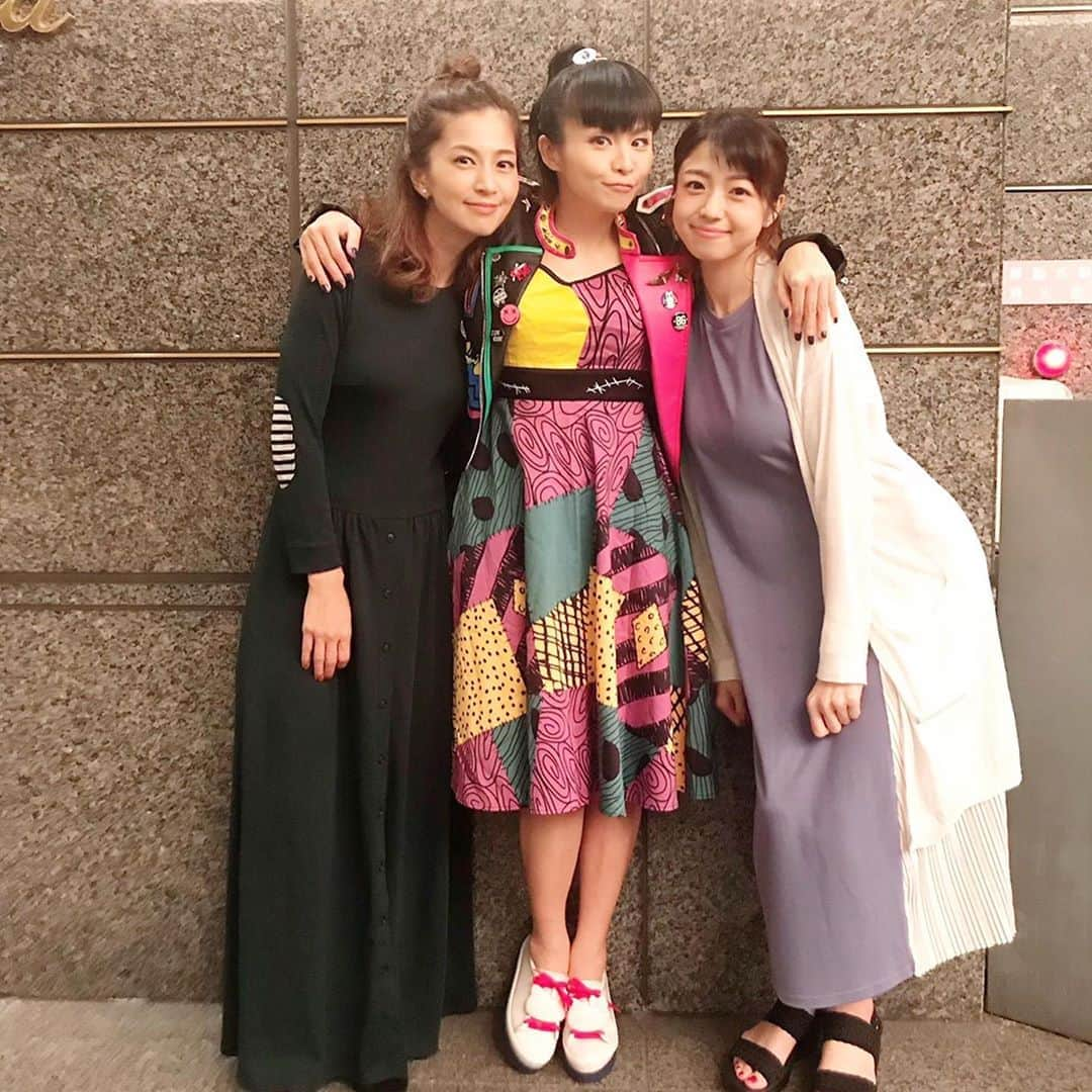 安田美沙子さんのインスタグラム写真 - (安田美沙子Instagram)「昨日はmisonoと、中村静香ちゃんと一緒でした😊❤️ 静香ちゃんとは楽屋も一緒で、沢山お話したり、一緒にステージに立ったり。。同郷という事で、なんだか安心出来る存在✨またすぐに会いたいな😊❤️ misonoのライブや、言葉に感動して、パワーを貰いました。歌声はもちろん、魂こもった歌声、引き込まれました♥️ とんぼ帰りの京都✨実家が恋しい。。。 . . . #instagood #kyoto #afterparty #hometown #onepeace #bordersatbalcony」9月24日 8時45分 - yasuda_misako