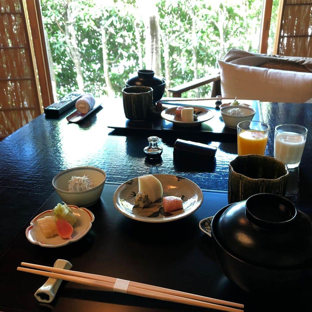 行正り香さんのインスタグラム写真 - (行正り香Instagram)「湯河原から、おはようございます。友人と温泉に。今日はいい天気です。最後の夏を味わいたいと思います。#行正り香 #rikayukimasa #カラオケenglish #湯河原#温泉」9月24日 8時55分 - rikayukimasa