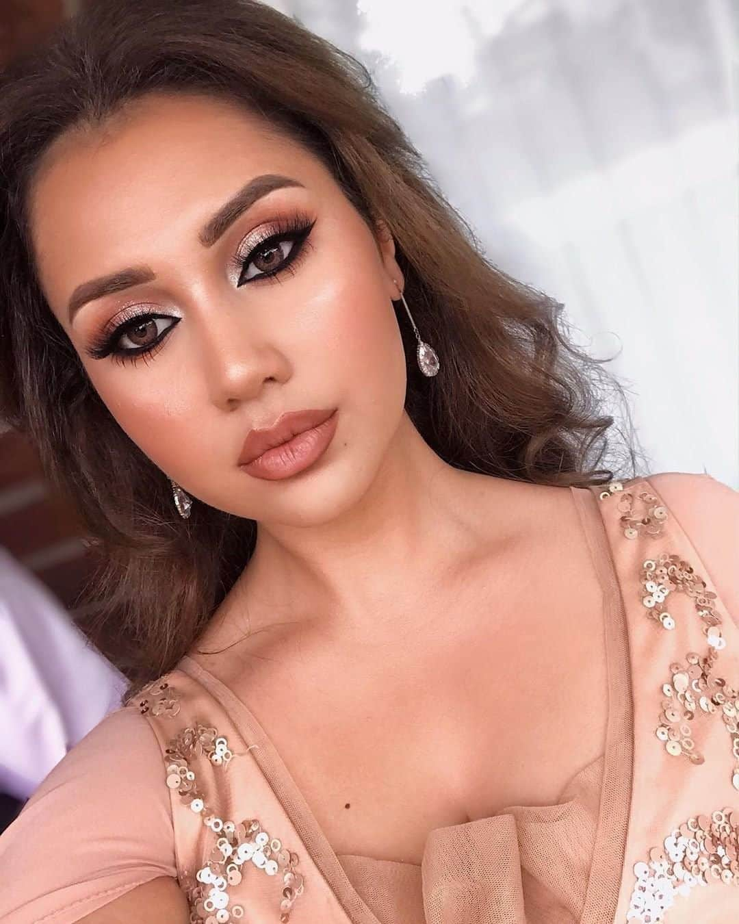 Too Facedさんのインスタグラム写真 - (Too FacedInstagram)「OMG 😍 @beautybyhaneenxx perfects her glam with our Hangover Good to Go Moisturizer, Born This Way Super Coverage Concealer in shade Vanilla, and Hangover Setting Spray! #regram #toofaced」9月24日 9時00分 - toofaced