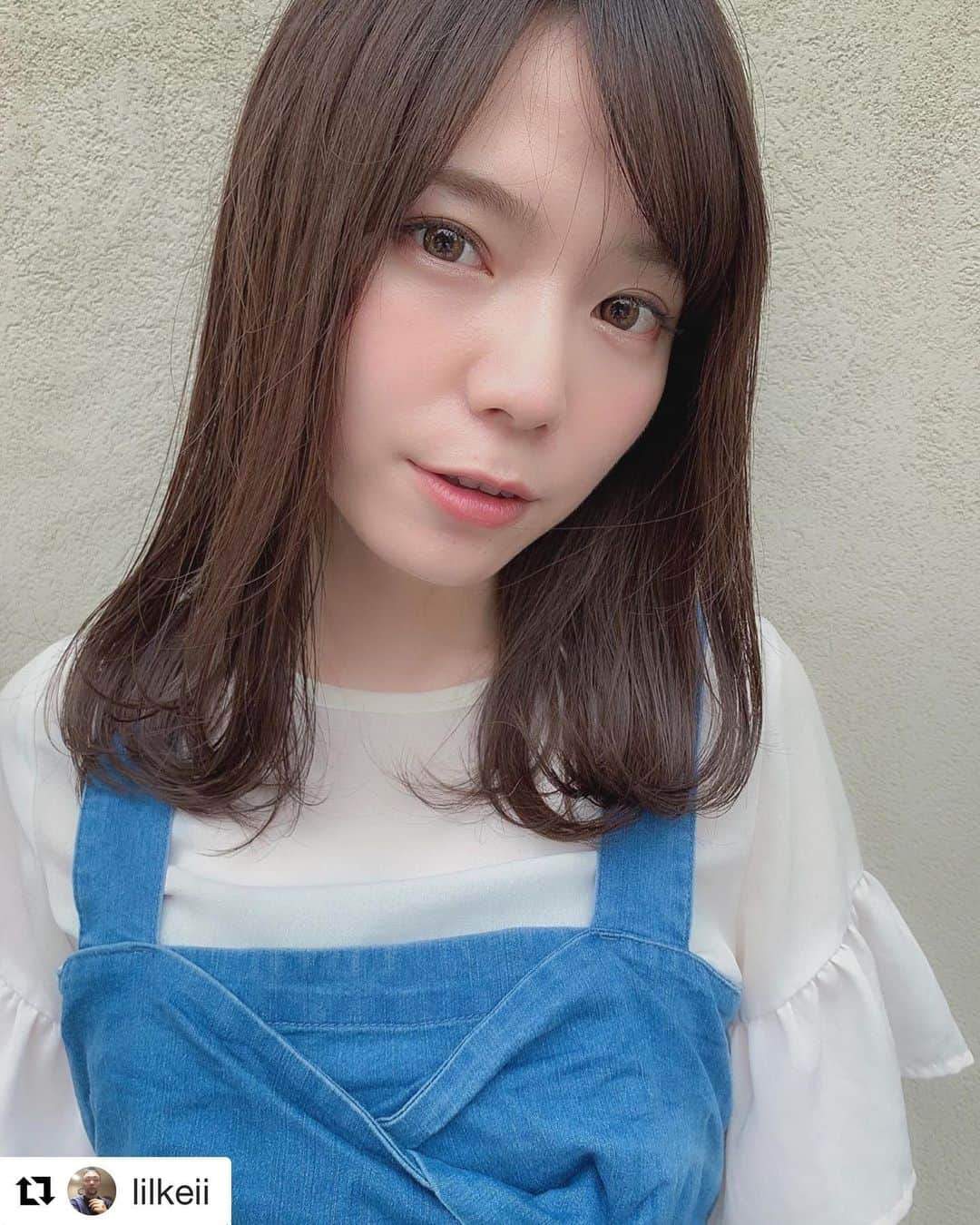 THROW 【スロウ】さんのインスタグラム写真 - (THROW 【スロウ】Instagram)「#Repost @lilkeii with @get_repost ・・・ 昨日の日和ちゃんカラー　@hiyo131131 👑 チョコレートベージュ🍫 ナチュラルでかわいくね🌱 • 画像は保存してヘアカタとしてカウンセリングでお使いください📣 • • コーディネートにハマる#チャクカラー • 赤みや嫌な黄色みを消します 1人1人の髪を見極めベストなカラーをチョイスします 暗髪カラー任せてください 根元が伸びてもプリンが目立たないカラー ブリーチ無しでも透明感出せます。 透明感カラーお任せください • • • そんな方は是非DMください📣 絶対に可愛くします！ • • ご予約はプロフィールのURLのほかDM, LINE@(@vmd8777g)くださいませ。 ご相談,お仕事のご依頼,ご質問,サロンモデルさん等 ございましたら,気軽にDMください！ • • #秋カラー #ベージュカラー #地毛風カラー #なかもず #헤어스타일 #여자머리스타일 #インフルエンサー #大学生 #ベージュ #촬영 #堺 #暗髪 #カジュアル #切りっぱなし #シアカラー #秋スタイル #透明感カラー #スロウカラー #ブリーチなし #gisele #シースルーカラー #透け感カラー #トレンド#instahair #暗髪カラー」9月24日 9時08分 - throwcolor