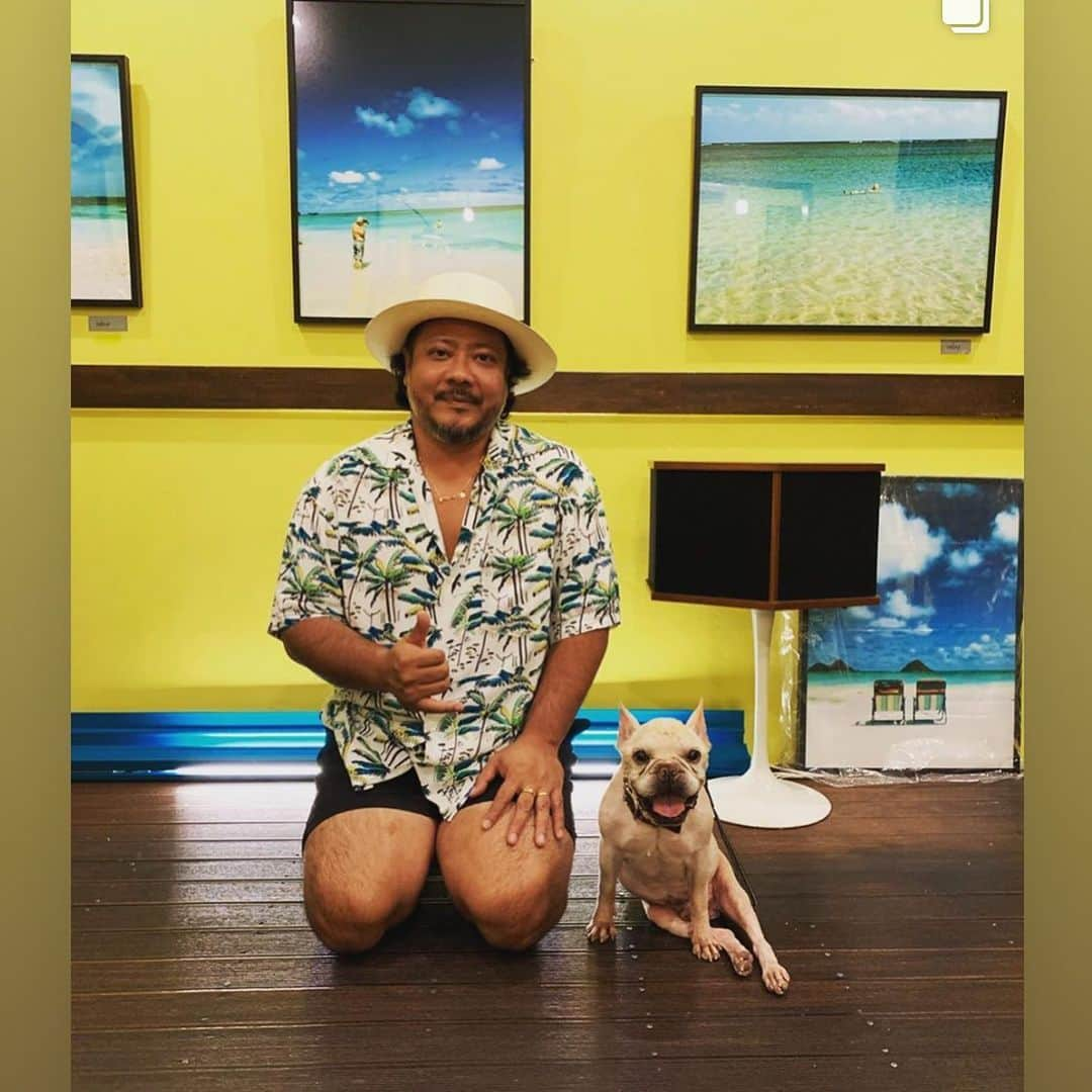 上江洌清作さんのインスタグラム写真 - (上江洌清作Instagram)「WEZ Photo Exhibition  Endless summer  無事開催スタート◎  たくさんのご来店ありがとうございました〜  最高齢のお客様  ファーさん（13）と記念撮影  気に入ってもらえたみたいです🤙🌴 #WEZ写真展」9月24日 9時22分 - 00800