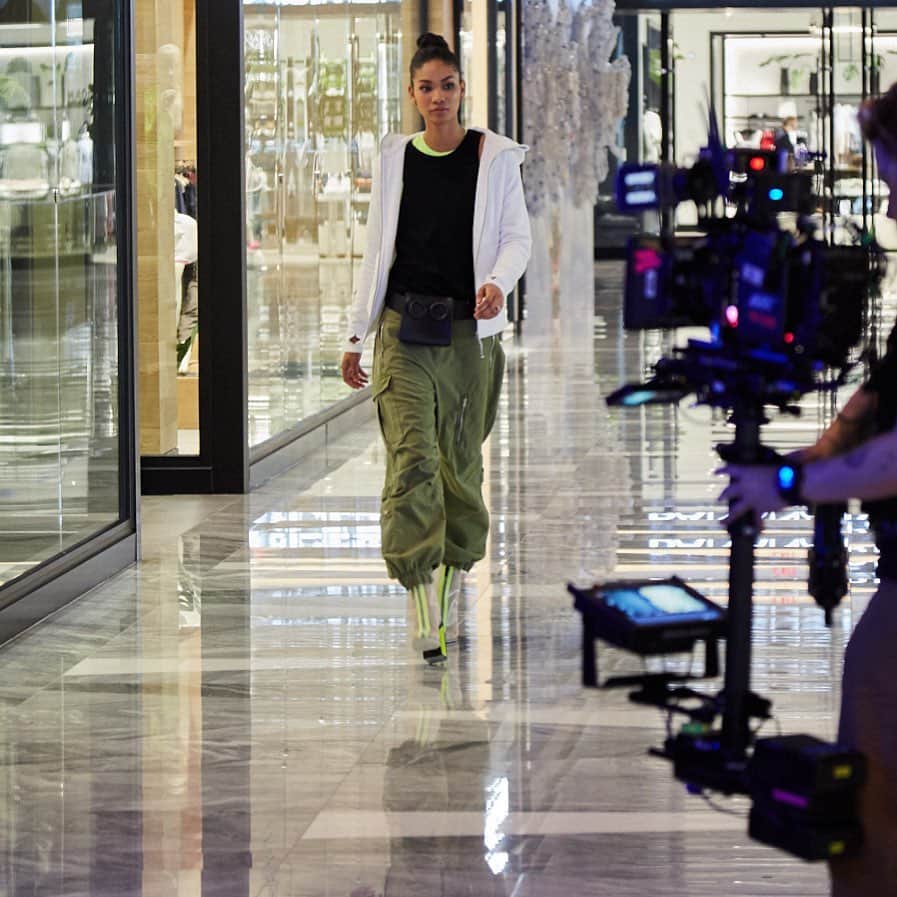 シャネル・イマンのインスタグラム：「From the gym to work and everywhere in between, I’m always running to where I need  to be. Being a #VisaAmbassador, I spent the day picking up my must-haves at @hudsonyards no sweat with @visa_us and @nyfw. See how I get what I need to get me everywhere I need to be. Wardrobe and  accessories provided by @lululemon, @fortyfiveten, @visitbatch, and @sephora.」