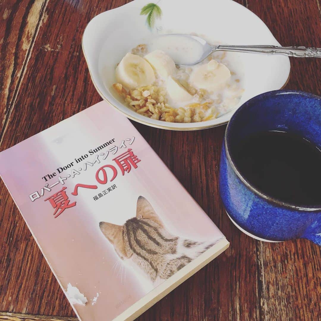 井上荒野さんのインスタグラム写真 - (井上荒野Instagram)「朝ごはんと、訳あって再読してる文庫。10代の頃この小説大好きだった。」9月24日 9時40分 - arereno