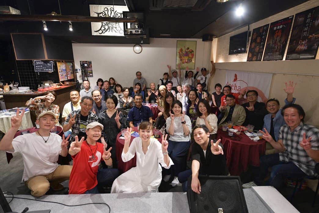 北広アキさんのインスタグラム写真 - (北広アキInstagram)「昨夜は『ナガレボシ』ツアー神戸ワンマンライブへお越し頂いた皆さまありがとうございました🌸 とても温かく迎えて頂き私自身メンバーも楽しむ事ができました⭐️ 当日来られなかった方も何人かいらっしゃったのですが、満員御礼で本当に嬉しかったです😭  いつもお世話になっている神戸元町の素敵なワインバー『Vigne』(ヴィーニュ)さんからも素敵なお花が届いていて凄く嬉しかったです💖 沢山の出会いを運んでくれるVigne！(@vigne1127) いつも応援を本当にありがとうございます😊 神戸が益々好きになる。この時間がずっと続いたら良いのにと思うほど、終わるのが凄く寂しい気持ちでいっぱいでした😭 【Ageha Base】の店主植木さんはじめスタッフの皆さま素敵な空間、料理、飲み物をありがとうございました！ そして何よりそこへ集まってくれた皆さま、本当に本当にありがとうございました🌸 また想いをブログに綴りたいと思います🍀ლ(╹◡╹ლ)  #agehabase #Vigne #北広アキ #桜井俊也 #川村成史 #田中K助 #ナガレボシ #YourDream」9月24日 9時38分 - aki_kitahiro