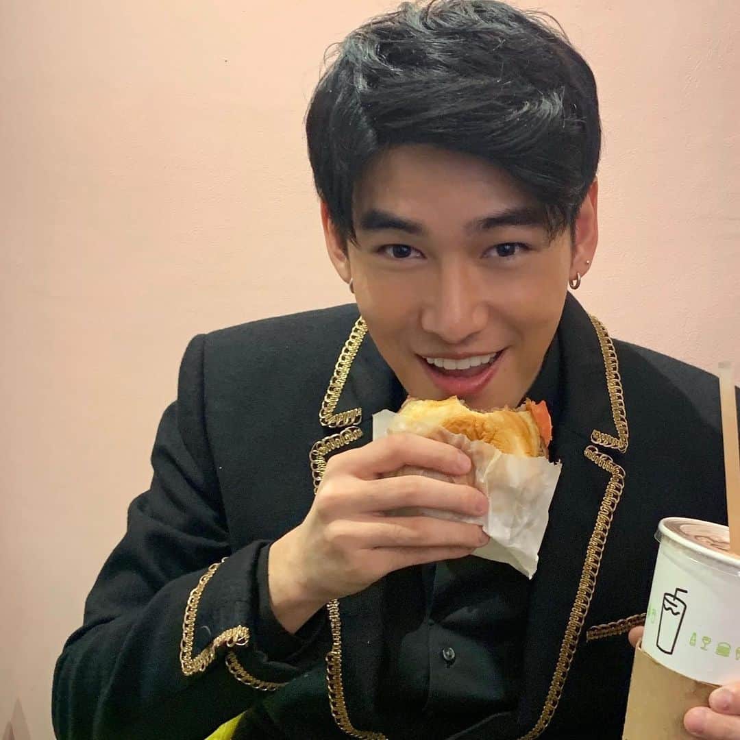 樋口葉生のインスタグラム：「let me eat a burger first🍔😂」