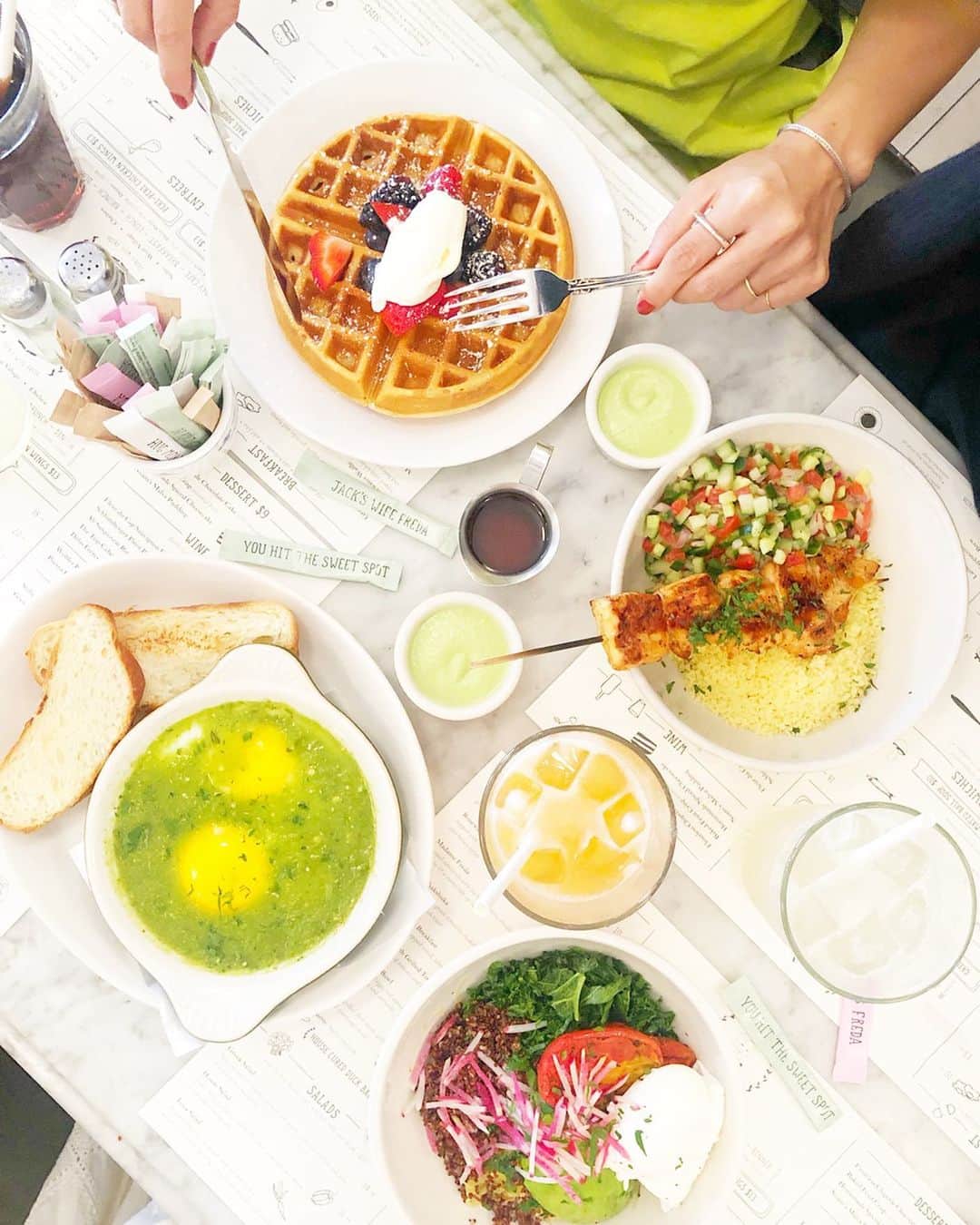 のインスタグラム：「Ｎ Ｙ D Ａ Ｙ １﻿ Ｌ Ｕ Ｎ Ｃ Ｈ﻿ ﻿ 初日は @jackswifefreda でランチ❤︎﻿ 時間が遅かったので並ばず入ることが出来てラッキー！ ここではユニークなキュイジーン料理が食べられるよ☺︎ 私が頼んだサラダのソース、見た目によらず びっくりするほどスパイシーだった😂 オススメは “ #Shakushuka ” 🍳﻿」