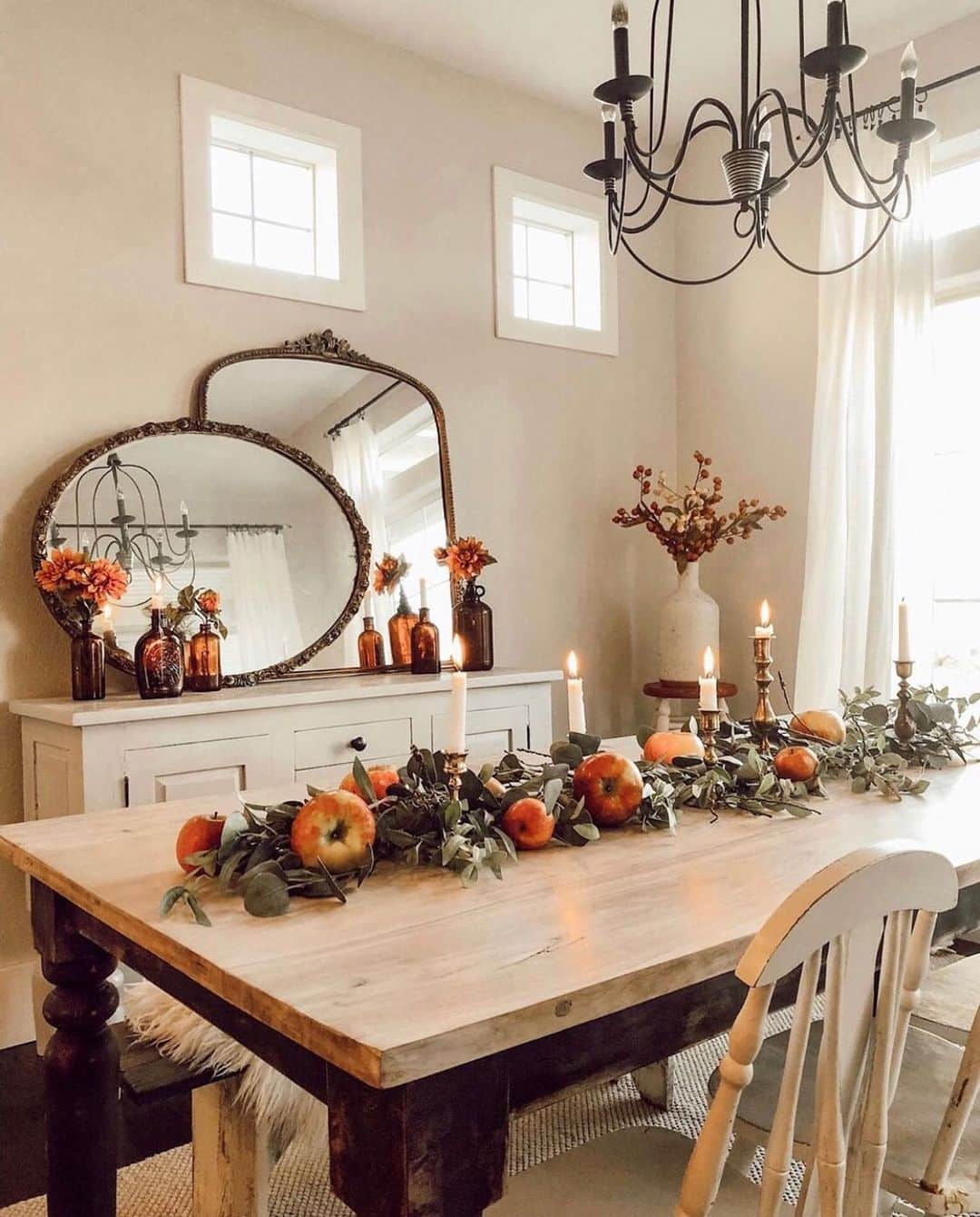 Anthropologieさんのインスタグラム写真 - (AnthropologieInstagram)「Our homes from now to December. Happy first day of fall 🍂 Photo via @the_canary_cottage (link in profile to shop)」9月24日 10時05分 - anthropologie
