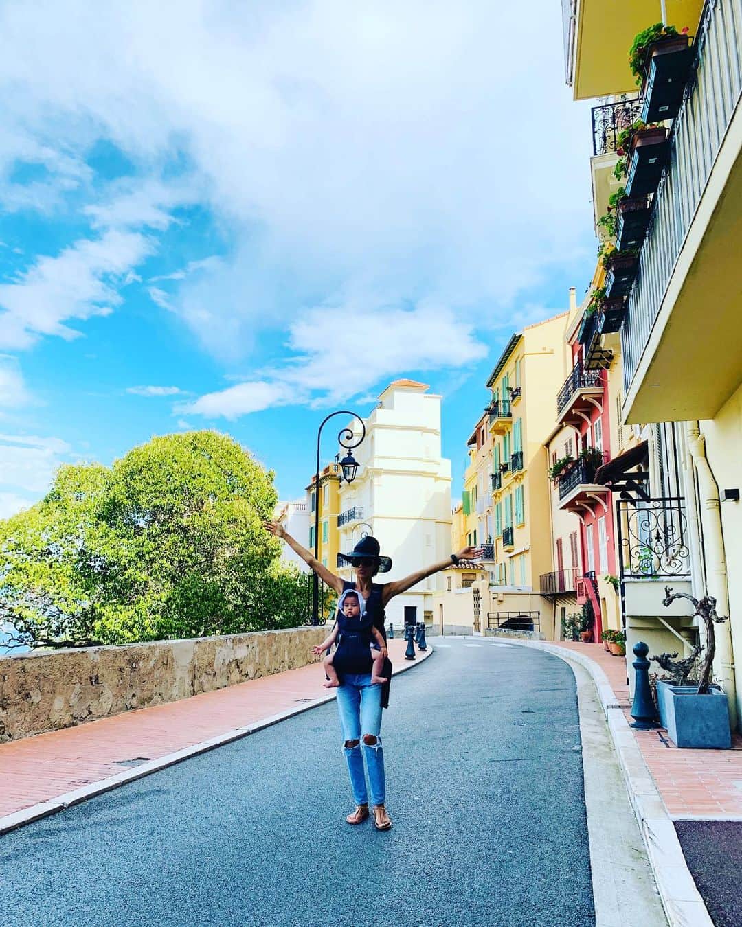 福本幸子さんのインスタグラム写真 - (福本幸子Instagram)「映画のセットに迷い込んだかのような#旧市街 可愛かったなぁ〜 #モナコ  The old town in #monaco was so cute.」9月24日 10時01分 - okinawajudy