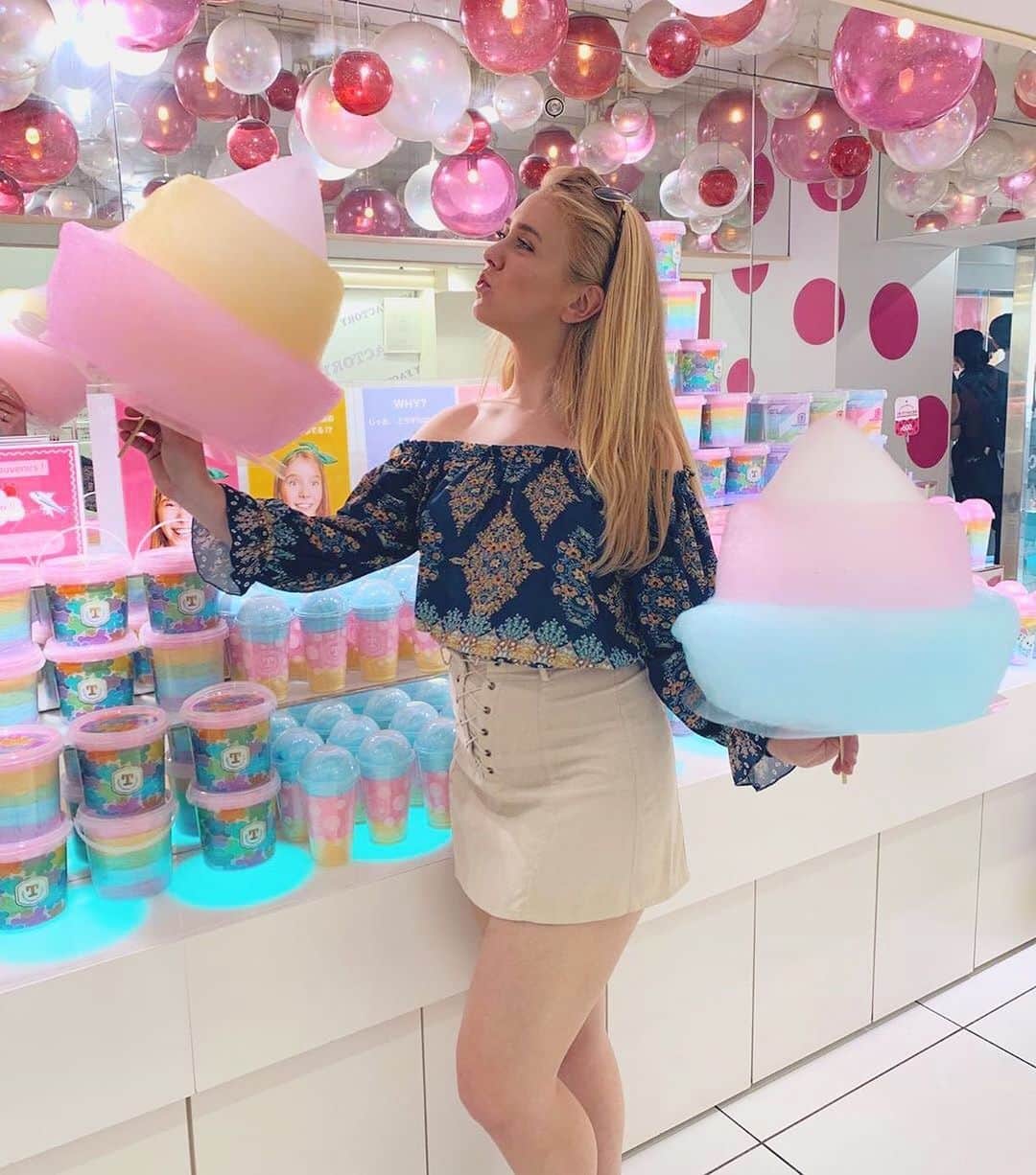 TOTTI CANDY FACTORYのインスタグラム：「🍭💋 Thank you for coming! ご来店ありがとうございます🤩 Photo by: @clomoe  #repost  #totticandy  #totticandyfactory  #rainbowcottoncandy #tokyo #harajuku #instagood」