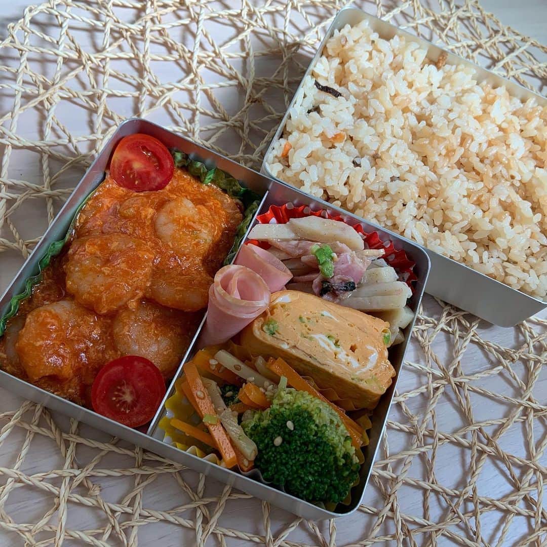 本田しおりさんのインスタグラム写真 - (本田しおりInstagram)「#今日のお弁当 ではない #いつかのお弁当  #エビチリ#エビチリ弁当  #お弁当 #本田弁当 #旦那さん弁当 #神ちゃん弁当  #神弁」9月24日 10時25分 - _shiori_honda_