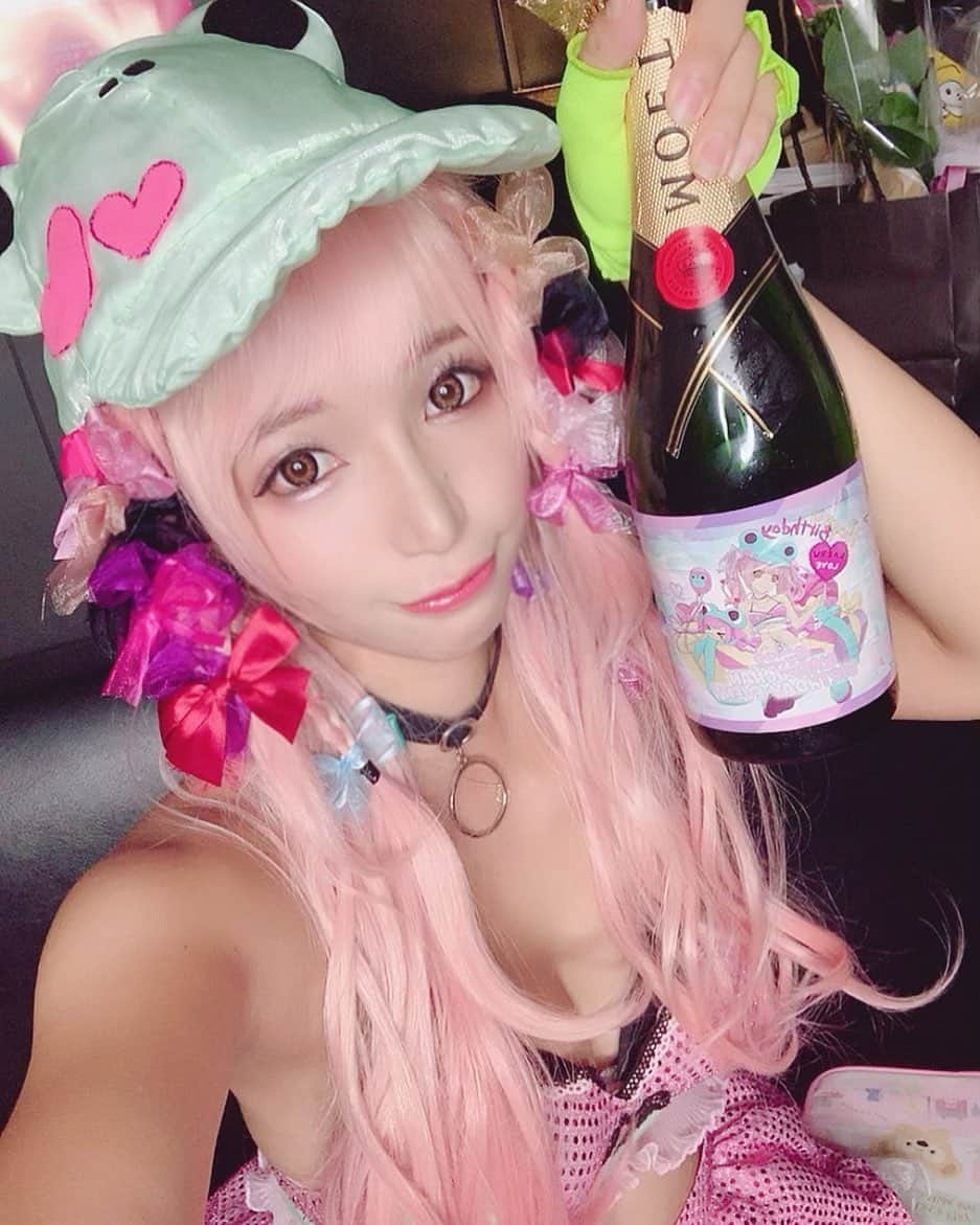 かえるちゃんさんのインスタグラム写真 - (かえるちゃんInstagram)「かえるちゃんオリジナルシャンパン🍾🍾 可愛いー！ ❤︎ ❤︎ ❤︎ #東京 #japan #介護美容師 #撮影会モデル #ポートレート女子 #ポートレート撮影 #ポートレートしま専科 #被写体モデル #good_portraits_world #hueart_life #lovers_nippon_portrait #pasha_magagine #portrait_shot #写真好きな人と繋がりたい #お洒落さんと繋がりたい #角色扮演  #얼스타그램 #팔로우 #셀피 #コスプレイヤー #ギャル #派手髪 #cosplay  #cosplayer  #cosplay_style  #followme #instagood」9月24日 10時32分 - k.kaeru