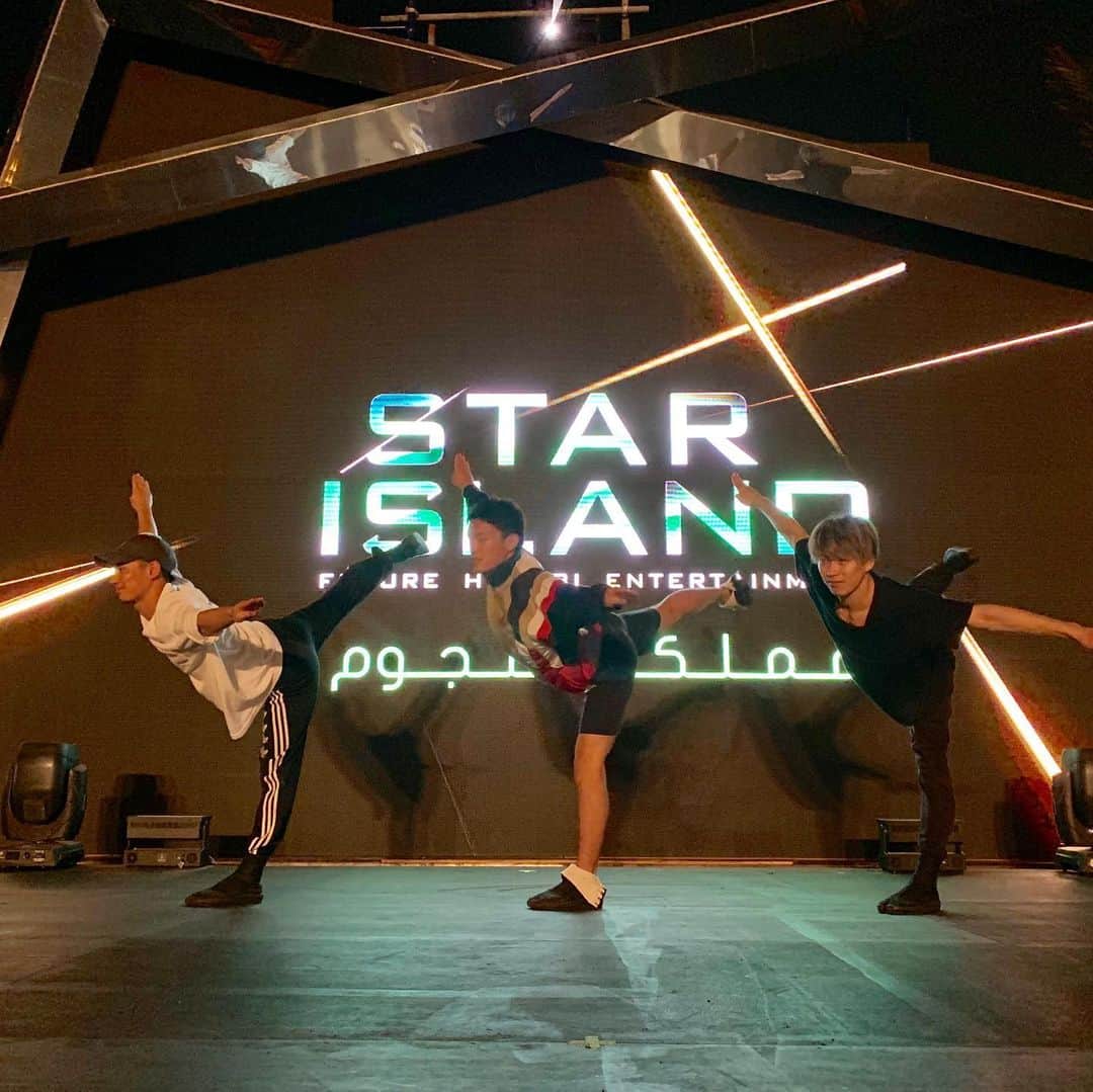 大舌恭平さんのインスタグラム写真 - (大舌恭平Instagram)「9月23日サウジアラビア西部の都市ジェッタにて行われた、サウジアラビア建国記念日特別エディション「STAR ISLAND SAUDI ARABIA -NATIONAL DAY EDITION」に出演しました。 今回のイベントでは、世界チャンピオンも有する一輪車チーム、BMX、スティルト、ファイアパフォーマンス、新体操、歌舞伎モチーフやアクロバットという多彩な日本のパフォーマーとダンサー総勢約50名と共に、花火、照明、映像を駆使した日本最高峰のエンターテインメントパフォーマンスでサウジアラビアの建国89年をお祝いさせて頂きました！ 中東初上陸のSTAR ISLANDに出演し、様々なジャンルのパフォーマーと出会えた事、そして日本のエンターテイメントが世界に通用する事を体感出来た事も、最高の経験となりました。 共演者、スタッフの皆様ありがとうございました。 Kyohey is posting from Saudi Arabia. Thank you for having us STAR ISLAND SAUDI ARABIA NATIONAL DAY EDITION! I’m very happy to perform on the national foundation day of Saudi Arabia with all staff and talented performer from Japan. ＃STARISLANDsa＃スターアイランド #saudiarabia #nationalday #rhythmicgymnastics #dance #acrobat #unicycle #stilts #bmx #kabuki #fireworks #dragon #bluetokyo」9月24日 10時33分 - kyohei_ohshita