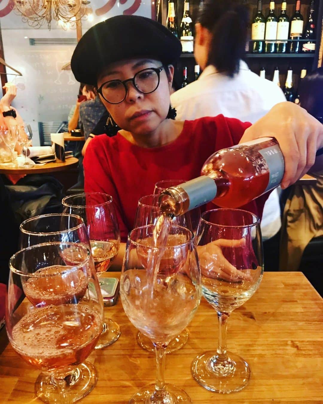 氏家恵さんのインスタグラム写真 - (氏家恵Instagram)「真剣にワインを注ぐ女… 結果、ぴったんこ同じ量注げた！ 🍷🍷🍷」9月24日 10時48分 - ujiiemegumi