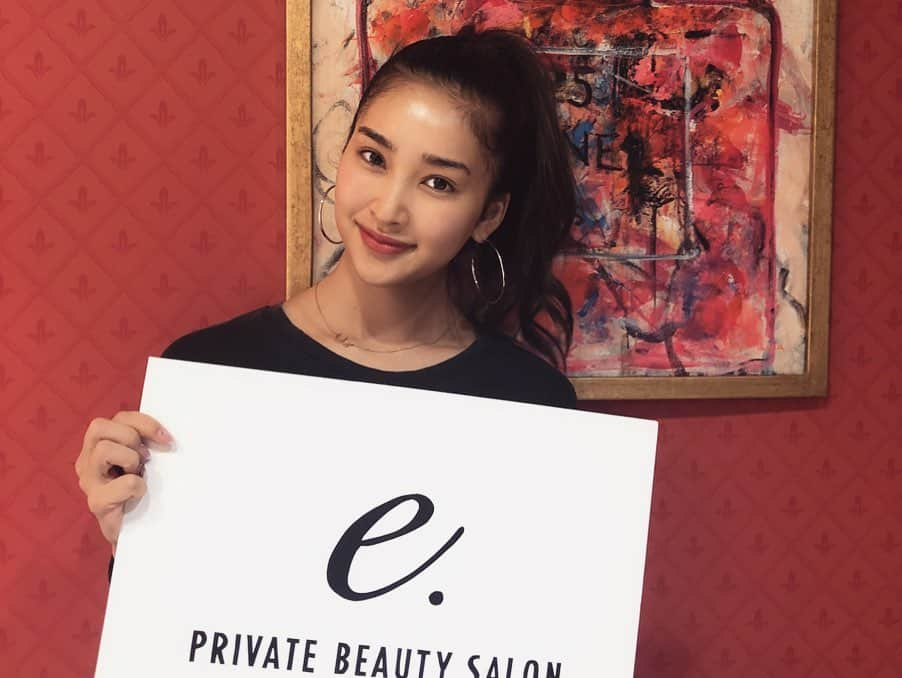 坂本マリアさんのインスタグラム写真 - (坂本マリアInstagram)「#マリア美容　🧖🏼‍♀️ @private.beauty_salon にて最新の美容機器 #ニードルレスインジェクター を受けてきました✨横にswipe▶️ ・ ネーミング通り針をつかわないので、痛みは0です😊 ・ 私はヒト幹細胞培養液とビタミンCを導入しました！ ✨効能✨ ヒト幹細胞培養液→ アンチエイジング、シワ予防、肌質改善、美白効果 ビタミンC → ニキビ、抗酸化作用、シミ、色素沈着 です✨ ・ やった直後のリフトアップはもちろん、次の日のお肌が全然違う！毎日鏡と向き合っている自分にしかわからないやつですが、何が違うって❶肌のトーン　❷クマが薄くなってる　❸肌がやわらかく　なってました✍️ ・ メイクをするにおいても一番大切なことは、肌の土台をきれいにしてあげること。 よりメイクの仕上がりも上がるし、メイク持ちも変わります！ ・ また最新美容情報アップします💁‍♀️💕 ・ #ニードルレスインジェクター #美容#エアー注射　#針なし注射 #エステ　#ヒト幹細胞培養液 #ビタミンC #草加 #エイジングケア #ヒト幹細胞エステ #肌再生　#リフトアップ　#最新美容機器　#美意識　#美容好きな人と繋がりたい #美肌　#ニキビケア　#メイク　#メイクアップ #followme」9月24日 10時49分 - sakamoto_maria