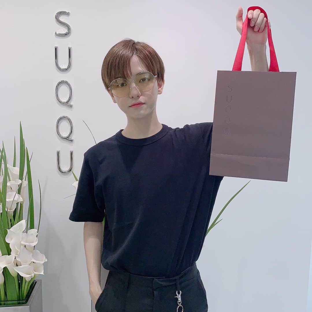 こんどうようぢのインスタグラム：「先日 @suqqu_official の オフィスに行ってきました〜  #顔筋マッサージ っていう 3分間のマッサージを体験してきて 自宅でできる顔筋マッサージの 方法も教わってきました。 また、シェアできたらいいなぁ。 めちゃくちゃスッキリするから SUQQUのマッサージクリームを 使って疲れた時にやろうっと。  そして11月1日発売の #クリスマスコフレ も 一足お先に。かわいいポーチと アイシャドウ、リキッドシャドウ リップグロスの4点セットです。  美容垢みたいな感じになったけど アイシャドウパレットを使って アイメイクしてみたよ〜。 左上のピンクブラウンの色が好き。 ほんのり血色感がでてドンピシャ！  左上をアイホール全体 右上のゴールドを上瞼目尻に 左下のレッドを下瞼の目尻に 右下のブラウンを絞め色で上瞼目頭に。  いやー、綺麗です。 一気に大人なニュアンス。  もしアイライナー引くなら 俺はブラウンとか バーガンディーかな。 でもグレーとかも可愛いと思う。  美容垢かな..？(笑)  たまにはこういうコスメの 情報も載せていこうと思った。  もっと詳しく書いた方がいいのかな？ 参考にしたいからコメントくれたら 嬉しいです！宜しくです！  #suqqueyeshadow  #suqqu  #こんどうようぢを教え隊  #요우지스타그램」