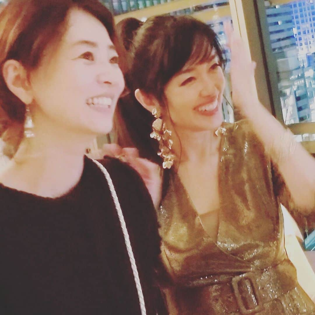 五明祐子さんのインスタグラム写真 - (五明祐子Instagram)「昨夜は 早見優さん @yuyuhayami のライブへ✨ 可愛い過ぎて、綺麗過ぎて、優し過ぎる優さん😍❤️ 80年代や90年代の歌たくさんのライブ、 楽しかったーー🧡🧡🧡 ・ ・ #早見優さん#ケントス銀座#passionと#ナンシーは#自然に歌える#80年代最高😂#フロアで汗だくで歌って踊っていたら#優さんに突然名前呼ばれてびっくりしました😂#オフショットだってこの可愛いさ😍」9月24日 10時47分 - gomyoyuko