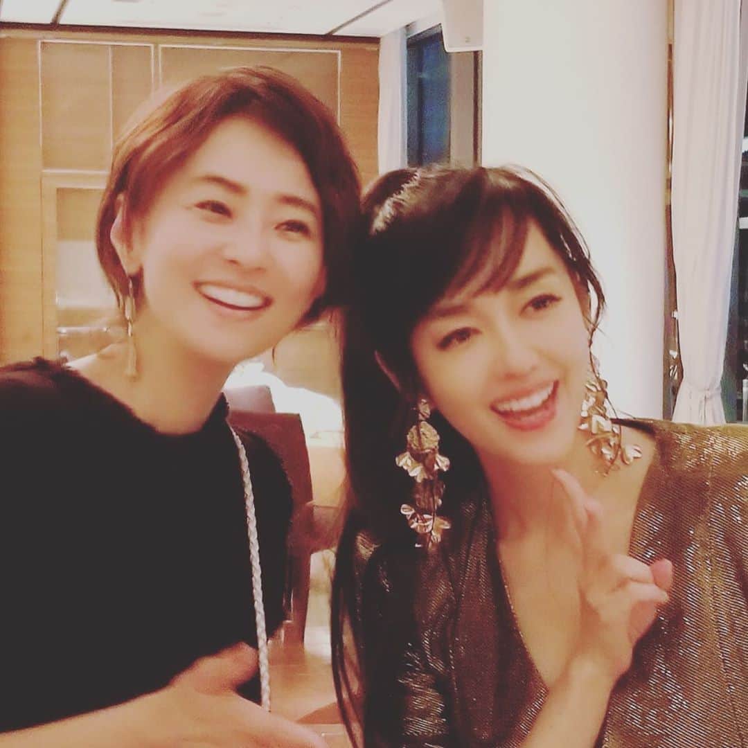 五明祐子さんのインスタグラム写真 - (五明祐子Instagram)「昨夜は 早見優さん @yuyuhayami のライブへ✨ 可愛い過ぎて、綺麗過ぎて、優し過ぎる優さん😍❤️ 80年代や90年代の歌たくさんのライブ、 楽しかったーー🧡🧡🧡 ・ ・ #早見優さん#ケントス銀座#passionと#ナンシーは#自然に歌える#80年代最高😂#フロアで汗だくで歌って踊っていたら#優さんに突然名前呼ばれてびっくりしました😂#オフショットだってこの可愛いさ😍」9月24日 10時47分 - gomyoyuko
