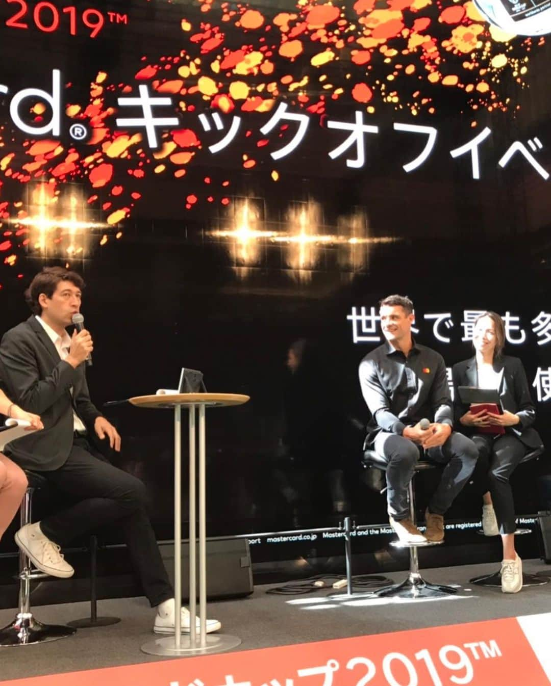 坂倉アコさんのインスタグラム写真 - (坂倉アコInstagram)「Rugby World Cup 2019 kick off event with rugby super star Dan Carter @dancarter_ 🏉✨ ﻿ ﻿ ニュージーランドのラグビー選手、﻿ 元オールブラックス代表、﻿ ダン・カーターさんとワールドカップ開幕戦の前のキックオフ・イベント！﻿ この日は、ダンさんの通訳のお仕事でした。﻿ ダンさんのポジションはフライハーフ。 ﻿ ワールドラグビー年間最優秀選手賞を3回も受賞されていて、テストマッチ個人通算ポイント数、歴代最多記録保持者でもあるダン・カーターさん✨﻿ ﻿ ラクビー、ニュージーランド国民的大スターでお子さんも3人いらっしゃるそう😉﻿ 爽やかでとっても素敵な方でした。同級生、同じ歳でもあり、親近感(笑)﻿ ﻿ サッシャさん、 @sascha348 ﻿ MCお疲れ様でした😊🙌﻿ ﻿  #rugbyworldcup2019 #rugby #dancarter #rugbyworldcup #sports #work #freelancetranslator #goodtimes #jwave #ラグビーワールドカップ2019 #ラグビー #ラグビーワールドカップ #ダンカーター　#マスターカード #オールブラックス #🇳🇿 #ニュージーランド」9月24日 10時59分 - akosakakura