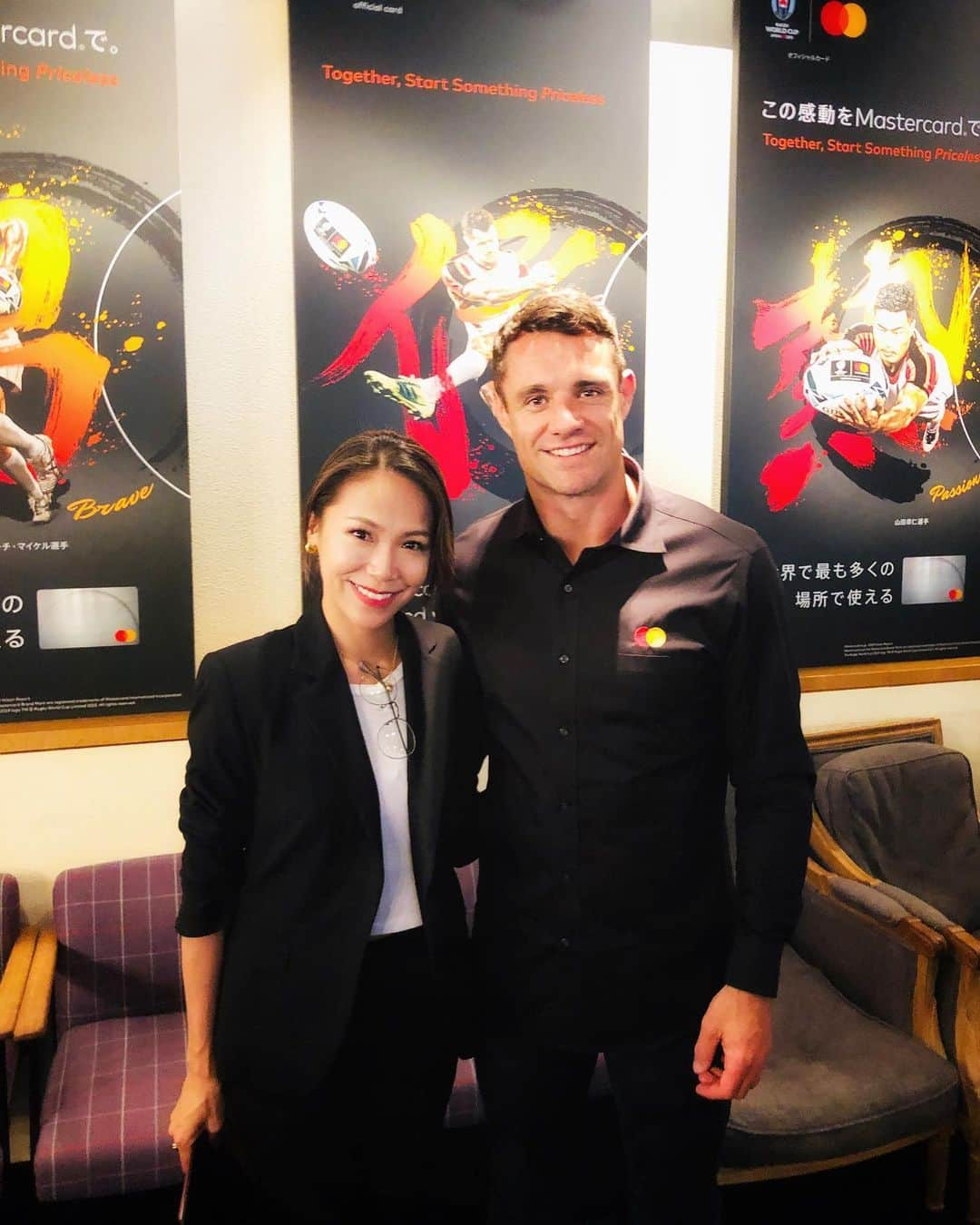 坂倉アコさんのインスタグラム写真 - (坂倉アコInstagram)「Rugby World Cup 2019 kick off event with rugby super star Dan Carter @dancarter_ 🏉✨ ﻿ ﻿ ニュージーランドのラグビー選手、﻿ 元オールブラックス代表、﻿ ダン・カーターさんとワールドカップ開幕戦の前のキックオフ・イベント！﻿ この日は、ダンさんの通訳のお仕事でした。﻿ ダンさんのポジションはフライハーフ。 ﻿ ワールドラグビー年間最優秀選手賞を3回も受賞されていて、テストマッチ個人通算ポイント数、歴代最多記録保持者でもあるダン・カーターさん✨﻿ ﻿ ラクビー、ニュージーランド国民的大スターでお子さんも3人いらっしゃるそう😉﻿ 爽やかでとっても素敵な方でした。同級生、同じ歳でもあり、親近感(笑)﻿ ﻿ サッシャさん、 @sascha348 ﻿ MCお疲れ様でした😊🙌﻿ ﻿  #rugbyworldcup2019 #rugby #dancarter #rugbyworldcup #sports #work #freelancetranslator #goodtimes #jwave #ラグビーワールドカップ2019 #ラグビー #ラグビーワールドカップ #ダンカーター　#マスターカード #オールブラックス #🇳🇿 #ニュージーランド」9月24日 10時59分 - akosakakura