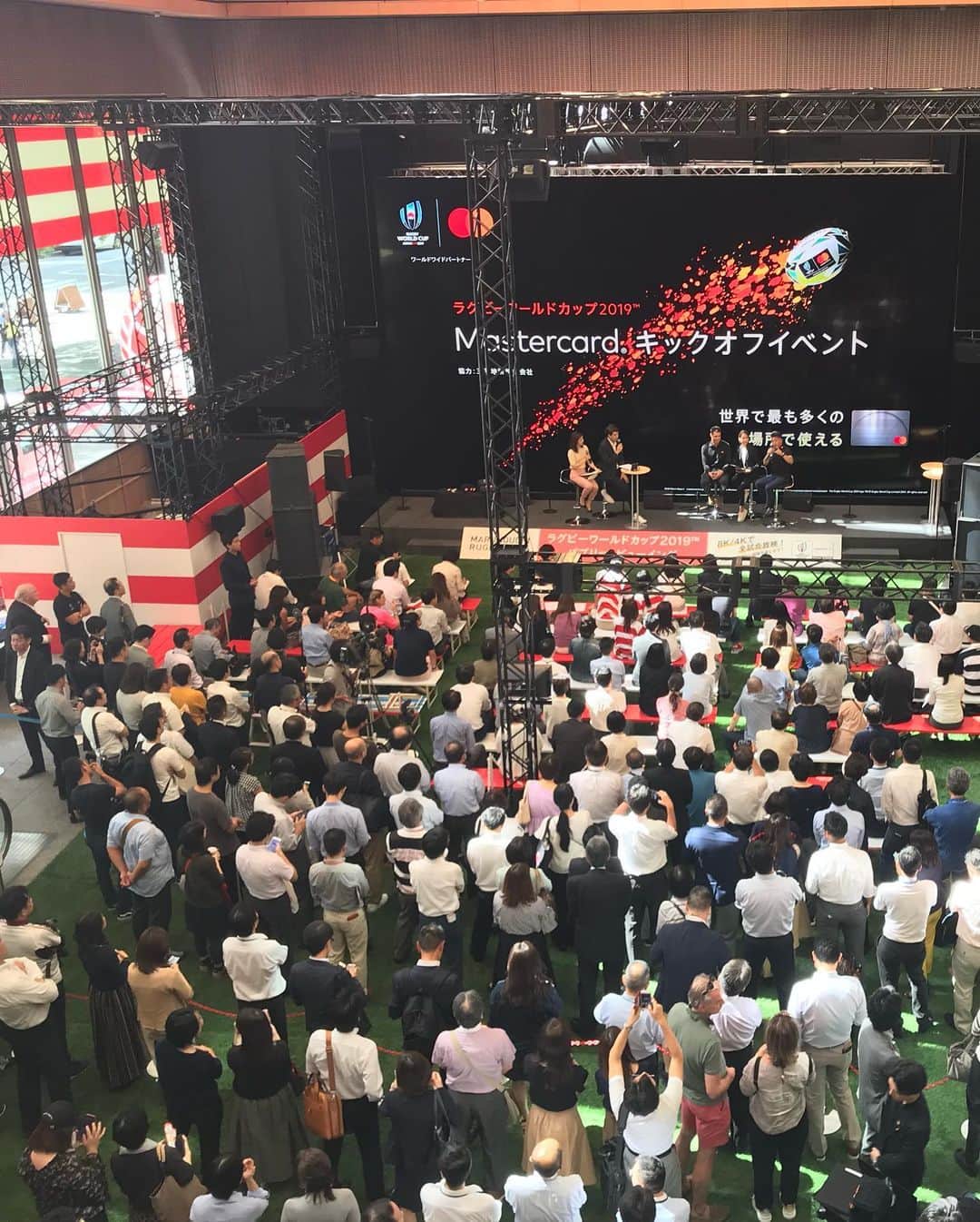 坂倉アコさんのインスタグラム写真 - (坂倉アコInstagram)「Rugby World Cup 2019 kick off event with rugby super star Dan Carter @dancarter_ 🏉✨ ﻿ ﻿ ニュージーランドのラグビー選手、﻿ 元オールブラックス代表、﻿ ダン・カーターさんとワールドカップ開幕戦の前のキックオフ・イベント！﻿ この日は、ダンさんの通訳のお仕事でした。﻿ ダンさんのポジションはフライハーフ。 ﻿ ワールドラグビー年間最優秀選手賞を3回も受賞されていて、テストマッチ個人通算ポイント数、歴代最多記録保持者でもあるダン・カーターさん✨﻿ ﻿ ラクビー、ニュージーランド国民的大スターでお子さんも3人いらっしゃるそう😉﻿ 爽やかでとっても素敵な方でした。同級生、同じ歳でもあり、親近感(笑)﻿ ﻿ サッシャさん、 @sascha348 ﻿ MCお疲れ様でした😊🙌﻿ ﻿  #rugbyworldcup2019 #rugby #dancarter #rugbyworldcup #sports #work #freelancetranslator #goodtimes #jwave #ラグビーワールドカップ2019 #ラグビー #ラグビーワールドカップ #ダンカーター　#マスターカード #オールブラックス #🇳🇿 #ニュージーランド」9月24日 10時59分 - akosakakura