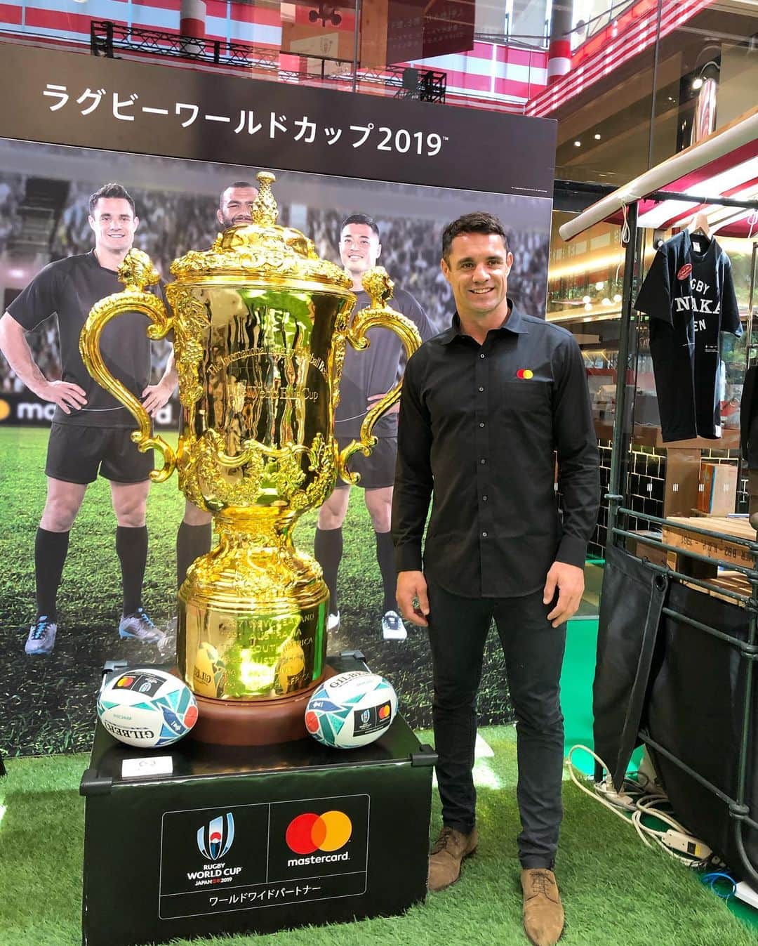 坂倉アコさんのインスタグラム写真 - (坂倉アコInstagram)「Rugby World Cup 2019 kick off event with rugby super star Dan Carter @dancarter_ 🏉✨ ﻿ ﻿ ニュージーランドのラグビー選手、﻿ 元オールブラックス代表、﻿ ダン・カーターさんとワールドカップ開幕戦の前のキックオフ・イベント！﻿ この日は、ダンさんの通訳のお仕事でした。﻿ ダンさんのポジションはフライハーフ。 ﻿ ワールドラグビー年間最優秀選手賞を3回も受賞されていて、テストマッチ個人通算ポイント数、歴代最多記録保持者でもあるダン・カーターさん✨﻿ ﻿ ラクビー、ニュージーランド国民的大スターでお子さんも3人いらっしゃるそう😉﻿ 爽やかでとっても素敵な方でした。同級生、同じ歳でもあり、親近感(笑)﻿ ﻿ サッシャさん、 @sascha348 ﻿ MCお疲れ様でした😊🙌﻿ ﻿  #rugbyworldcup2019 #rugby #dancarter #rugbyworldcup #sports #work #freelancetranslator #goodtimes #jwave #ラグビーワールドカップ2019 #ラグビー #ラグビーワールドカップ #ダンカーター　#マスターカード #オールブラックス #🇳🇿 #ニュージーランド」9月24日 10時59分 - akosakakura