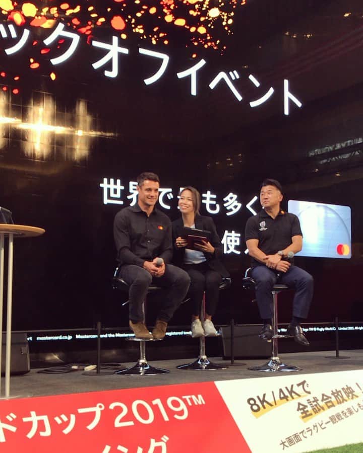 坂倉アコのインスタグラム：「Rugby World Cup 2019 kick off event with rugby super star Dan Carter @dancarter_ 🏉✨ ﻿ ﻿ ニュージーランドのラグビー選手、﻿ 元オールブラックス代表、﻿ ダン・カーターさんとワールドカップ開幕戦の前のキックオフ・イベント！﻿ この日は、ダンさんの通訳のお仕事でした。﻿ ダンさんのポジションはフライハーフ。 ﻿ ワールドラグビー年間最優秀選手賞を3回も受賞されていて、テストマッチ個人通算ポイント数、歴代最多記録保持者でもあるダン・カーターさん✨﻿ ﻿ ラクビー、ニュージーランド国民的大スターでお子さんも3人いらっしゃるそう😉﻿ 爽やかでとっても素敵な方でした。同級生、同じ歳でもあり、親近感(笑)﻿ ﻿ サッシャさん、 @sascha348 ﻿ MCお疲れ様でした😊🙌﻿ ﻿  #rugbyworldcup2019 #rugby #dancarter #rugbyworldcup #sports #work #freelancetranslator #goodtimes #jwave #ラグビーワールドカップ2019 #ラグビー #ラグビーワールドカップ #ダンカーター　#マスターカード #オールブラックス #🇳🇿 #ニュージーランド」