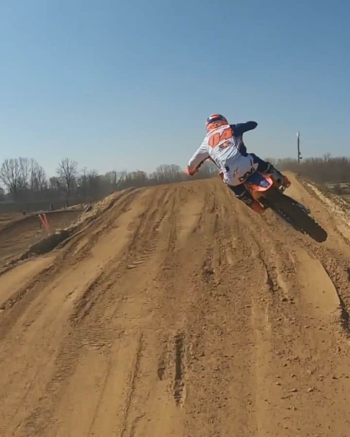 のインスタグラム：「when @andreadovizioso plays tag with a drone, great things happen 🏍️💨💨💨📹 #redbull #givesyouwings #motorsport #motogp #drone」
