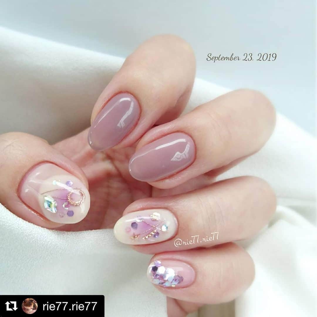 のインスタグラム：「@rie77.rie77 さん PLANET NAIL Basic Line PLB21 #紫色の空想世界 を使用したチークネイルのご紹介ありがとうございます💅 #planet_jp #planetnail ・ #Repost @rie77.rie77 with @get_repost ・・・ 今週はチークネイルにしました♡ チークネイルはネイルシールシルリア様 @nailsheet にプレゼントしていただいたチークパープルシールを使いました✨ ・ なにげに初めてのチークネイルだったのですが、チークの自然なぼかし加減にビックリ👀✨ とっても薄いシールなのに、貼り直しも破れることなく、さすがのMade in japan品質です♡ ・ シルリア様、この度は素敵なシールをありがとうございました♡ ・ ・ ・ ＊使用したもの＊ ・ #homei_nail  NE-33 Rosy brown・WG-8 Appartement・WG-0 Clear #プラネットネイル 紫色の空想世界 ・ ・ #セルフネイル #セルフネイル部 #セルフジェルネイル #ジェルネイル #selfnail #naildesign #nailart #秋ネイル #大人ネイル #上品ネイル #プチプラネイル #オフィスネイル  #くすみカラー #チークネイル #パープルネイル #ピンクゴールド #ウイークリージェル #ネイルシール #丸フレンチネイル#nailseet」