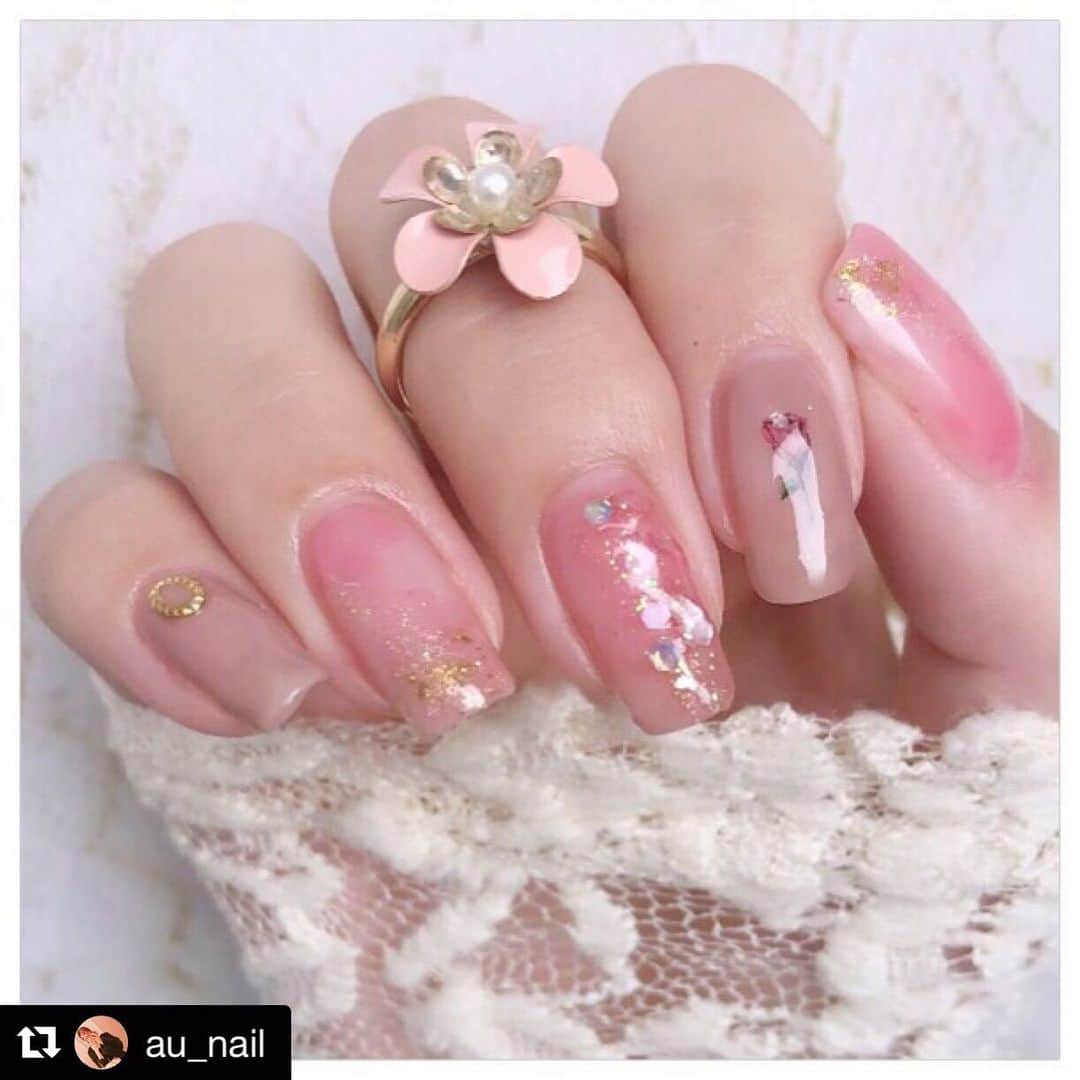 のインスタグラム：「@au_nail さん PLANET NAIL Basic Line PLB06 #夢のシンクロニシティ を使用したネイルアレンジのご紹介ありがとうございます💅 #planet_jp #planetnail ・ #Repost @au_nail with @get_repost ・・・ ❥ こんばんは〜🥰 ・ 今月は有給消化してて休んでばかりなので ネイルも自由にしまくってる😌 そんな合間のオフィスネイルです🙆‍♀️ ▷ #auオフィスネイル ・ 今回はgelme1 の新色 #エクリュゴールド を使用してます🤩キラキラ感が可愛い💓 ・ ୨୧┈┈┈┈┈┈┈┈┈┈┈┈┈┈┈୨୧﻿﻿ ・ ❁使用カラー❁ ❤︎ジェルミーワン @gelme1 ⚪︎パステルメーカー  GM-22 ⚪︎クリアルビー GM-72 ⚪︎ローズクォーツ GM-73 ⚪︎エクリュゴールド GM-79 ❤︎ウィークリージェル @homei_nail ⚪︎Strawberry Juice NE-21 ❤︎プラネットネイル @planet.jp ⚪︎05 夢のシンクロニシティ ・ ୨୧┈┈┈┈┈┈┈┈┈┈┈┈┈┈┈୨୧﻿﻿ ・ こないだ同僚と津久見に行ってTVに 出てたという #新美賀久 に行きました🍴 ・ 沢山のマグロの料理出てきて美味しかった🥺 ・ 帰ってきたら熱が３９度超えててしんどかった けど今では良い思い出かな🤣！笑 ・ ・ ❁ゆる～くブログもしてます✏︎ ❥NailBlog>> @au_nail ・ ・ #セルフネイル #セルフネイル部 #ネイルサークル #手元くら部 #私のTRILLpic #TRILLネイル#マイリコ #ロカリネイル #シンプルネイル #おしゃれネイル #オフィスネイル　#お仕事ネイル #仕事ネイル #ナチュラルネイル #ピンクネイル #しずくネイルシール #もやもやネイル #ジェルネイル #セルフジェルネイル #秋ネイル2019 #秋ネイル #秋ネイルデザイン」