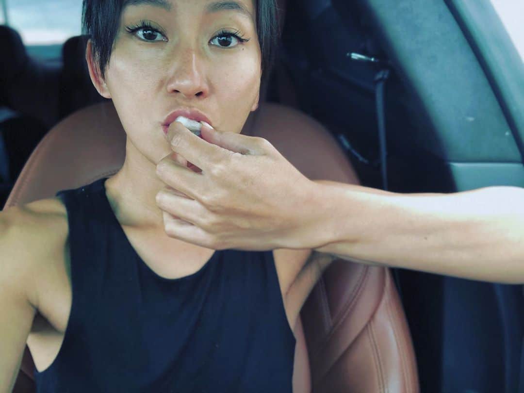 高井直子さんのインスタグラム写真 - (高井直子Instagram)「車の中で朝ごはんの毎日。 梨かじる🍐」9月24日 11時11分 - naokotakai