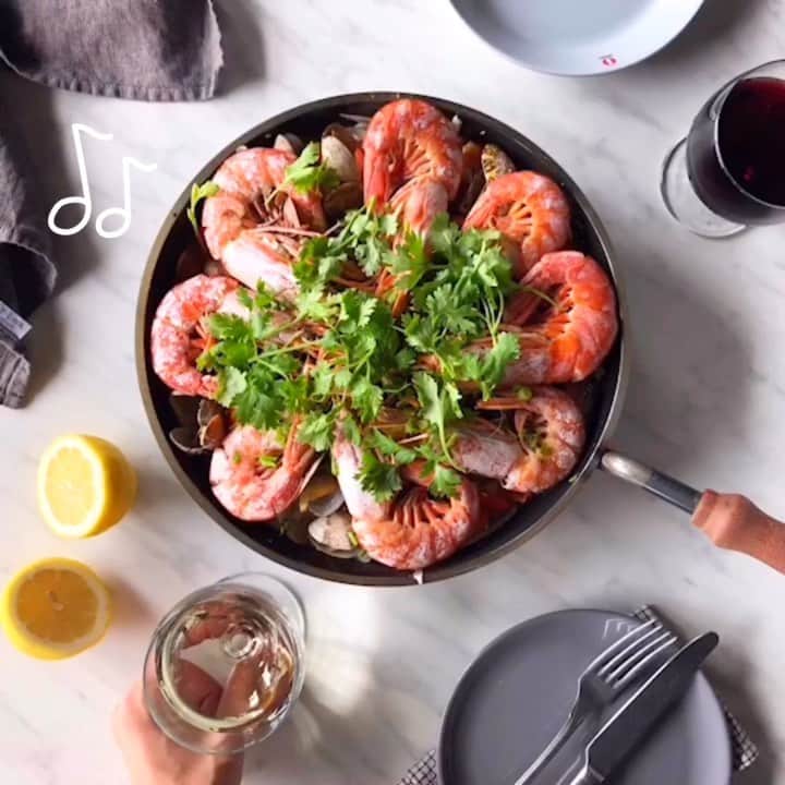 UchiCookのインスタグラム：「Seafood Cataplana is a traditional Portuguese dish🦐 It might look hard to make, but actually not that hard at all! Follow the steps below. You can use your own round iron pan at home :) ⠀ ⠀ ■ Ingredients⠀ - 8 jumbo shrimps⠀ - 1 small onion ⠀ - 1 red bell pepper⠀ - 80g (0.17lb) bacon⠀ - 1 garlic knob⠀ - 1 chili pepper⠀ - 2 tbsp olive oil⠀ - 1/3 cup white wine⠀ - 1/3 tsp salt⠀ - Some black pepper⠀ - Some coriander ⠀ ⠀ ■ Steps⠀ 1. Preheat your iron pan for 3-4 minutes.⠀ 2. Put olive oil and heat chopped garlic and chili pepper.⠀ 3. Put onions and cook until they become soft. Then add red bell pepper and bacon stir fry.⠀ 4. Put clams and arrange shrimps beautifully.⠀ 5. Add salt and black pepper and pour white wine.⠀ 6. Cover the pan and heat for 15 minutes.⠀ 7. Serve with coriander if you like :) ⠀ • ⠀ • ⠀ • ⠀ #uchicook #portuguese #cataplana #portuguesefood #seafoodcataplana #easyrecipes #japanesecooking #japaneserecipes #seafoodlover #shrimp #cookingram #cookingvideo #madeinjapan #kitchenlife #foodgasm #foodporn」
