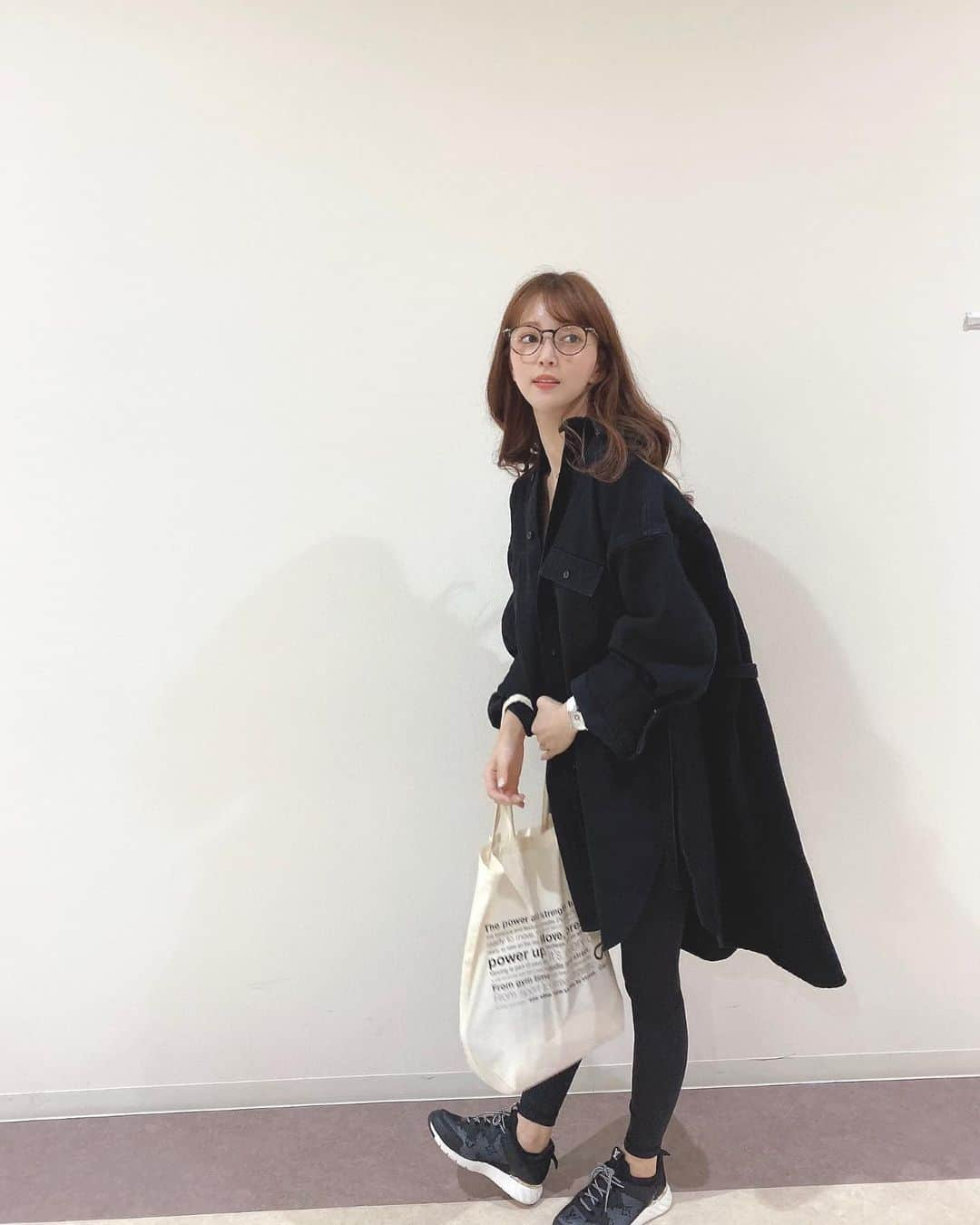 麻亜里さんのインスタグラム写真 - (麻亜里Instagram)「楽ちんヨガスタイル🧘‍♀️💛 outer  #gallardagalante  leggings #lululemon  shoes  #louisvuitton . #MAARIヨガ　#ヨガ　#ヨギーニ　#ブラックコーデ #オーバーサイズ  #oliverpeoples」9月24日 11時42分 - maari.0108