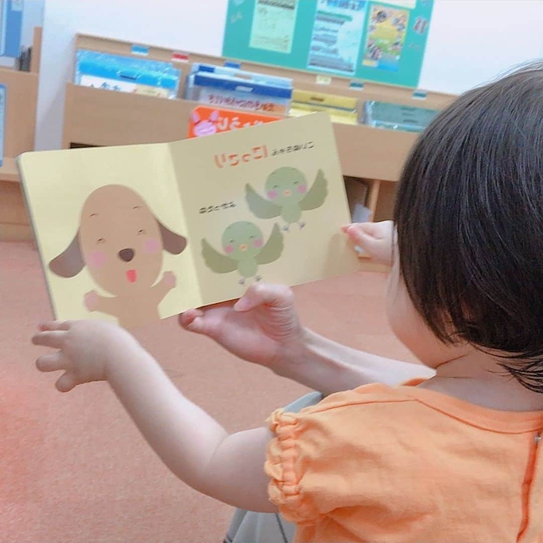 田中理恵さんのインスタグラム写真 - (田中理恵Instagram)「図書館へ‼︎もちろん行きます！ 選んでくる本は動物が 表紙に見えるものが多いですね😊  え…見てる本の題名が。笑 気になるのかな？笑  #図書館などに行かれますか？ #リクエストお答えします #リエリクエスト」9月24日 11時36分 - riiiiiie611