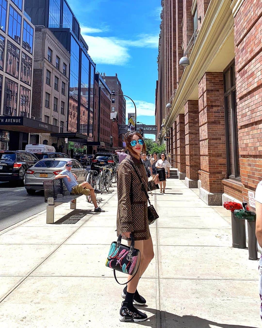 のインスタグラム：「☕ The Starbucks Reserve Roastery opened its fourth global location december 14 in 2018 at 61 Ninth Ave., at 15th Street, in Chelsea.  NYC is the fourth of six planned roasteries across the world, with others in Seattle, Shanghai, and Milan. Tokyo and Chicago are next up for a new style of store.  I stopped by the Italian bakery counter for some lattes to go but it took a little more time than I expected but, that’s absolutely worth it. 🤩🥐🥯🥪🇺🇸 시애틀, 상해, 밀란 그리고 네번째 오픈한 뉴욕 첼시 스타벅스 리저브 로스터리에서 라떼~~~ 넘 맛있다!입니다. 매장은 바로 왼쪽 길 건너, 카메라 앵글 방향은 구글 뉴욕 오피스입니다.」