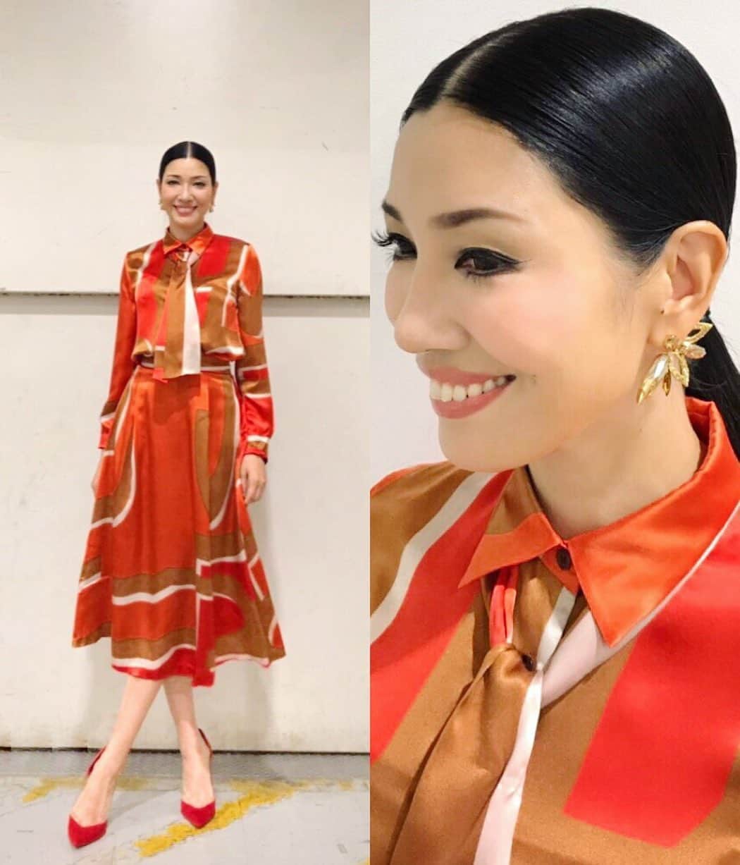 のインスタグラム：「昨日のフジテレビ 【バイキング】はオレンジの衣装でしたよ🍊✨ 秋を感じる実りの、白✖️オレンジ✖️ブラウンのコーデで🍁 。 #大好きな柿の色でテンションUP✨ #柿はヘタを煎じて飲むとしゃっくりが止まる漢方薬！ #この時期の栗は滋養強壮の最高の漢方🌰 #今日は名古屋のCBCチャントに出演📺 #新幹線で天津甘栗食べまーす🌰 ワンピ  @moga_bigi_official  ピアス  @abiste_official  靴  @zara」