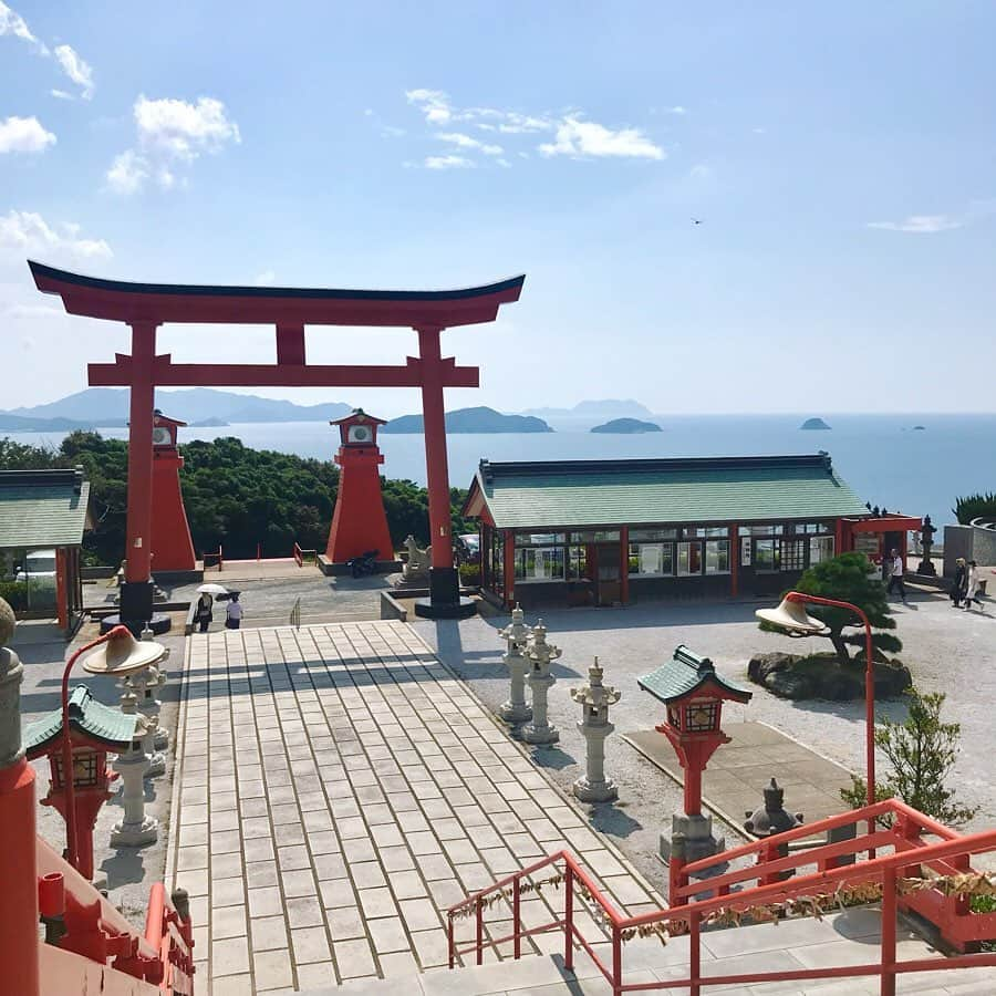 塚田文のインスタグラム：「山口県北西部満喫旅(2)  山口県下関市豊浦町  福徳稲荷神社 (御利益は幅広くなんでも大丈夫そうです（笑）) 響灘を望む高台にあって、眺めは最高に良い👍✨夕日の時間がお薦めtimeだったみたい😅  夕日に合わせた観光地巡りってなかなか難しい😣。夕日が思ったように見えないことが多いから。  但しここは何時に行っても景色が良いことに間違いは無いので、ちょこっと寄り道スポットに最適です✨  個人的な注目処は千本鳥居⛩  ん😶❓あれ😮⁉️ よく見たらおそらくビニールパイプ製✨ 親近感わく現代的な鳥居で😬✨ もとい、朱塗りの大鳥居の奥に広がる海と島の景色は一見の価値有りです🎌  川棚グランドホテルから車で15分ほどの距離。  瓦そばたかせで遅めのランチ→川棚温泉でひとっ風呂→福徳稲荷で夕日……そんなコース展開も良いと思います🚗💨 黄金色の美しい稲穂を見ながらのドライブでした。  #山口県観光 #山口県 #下関市豊浦町 #響灘 #福徳稲荷神社 #眺めがいい #夕日がきれいな場所 #千本鳥居 #ビニールパイプ  #japantrip #japantravel #yamaguchi #yamaguchiken #shimonoseki #toyouracho #fukutokushrine #sunsetspot #viewpoint #thousandtoriigates #madebypvc」