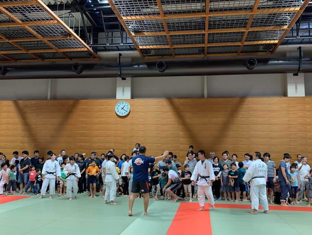 鈴木桂治さんのインスタグラム写真 - (鈴木桂治Instagram)「秋分の日に相模原市ギオンアリーナにて「父子チャレンジ（柔道編）」が開催されました。受け身の体験、足技、大外刈りなどでお父さんお母さんを投げました。ほとんどの子が柔道未経験者でしたので短パンTシャツ。自分も同じ服装で。 150組300名の方に参加していただきました。後援のMeijiさん、お手伝いしていただいた光明学園相模原の柔道部の皆さん、八巻監督、ありがとうございました #足技 #大外刈り #父子チャレンジ #相模原市 #光明学園相模原 #judo#challenge #father#mother#hamilyjudo#firsttime#keijisuzuki #sagamihara#good#meiji#柔道#最高」9月24日 11時47分 - gk.kizuna