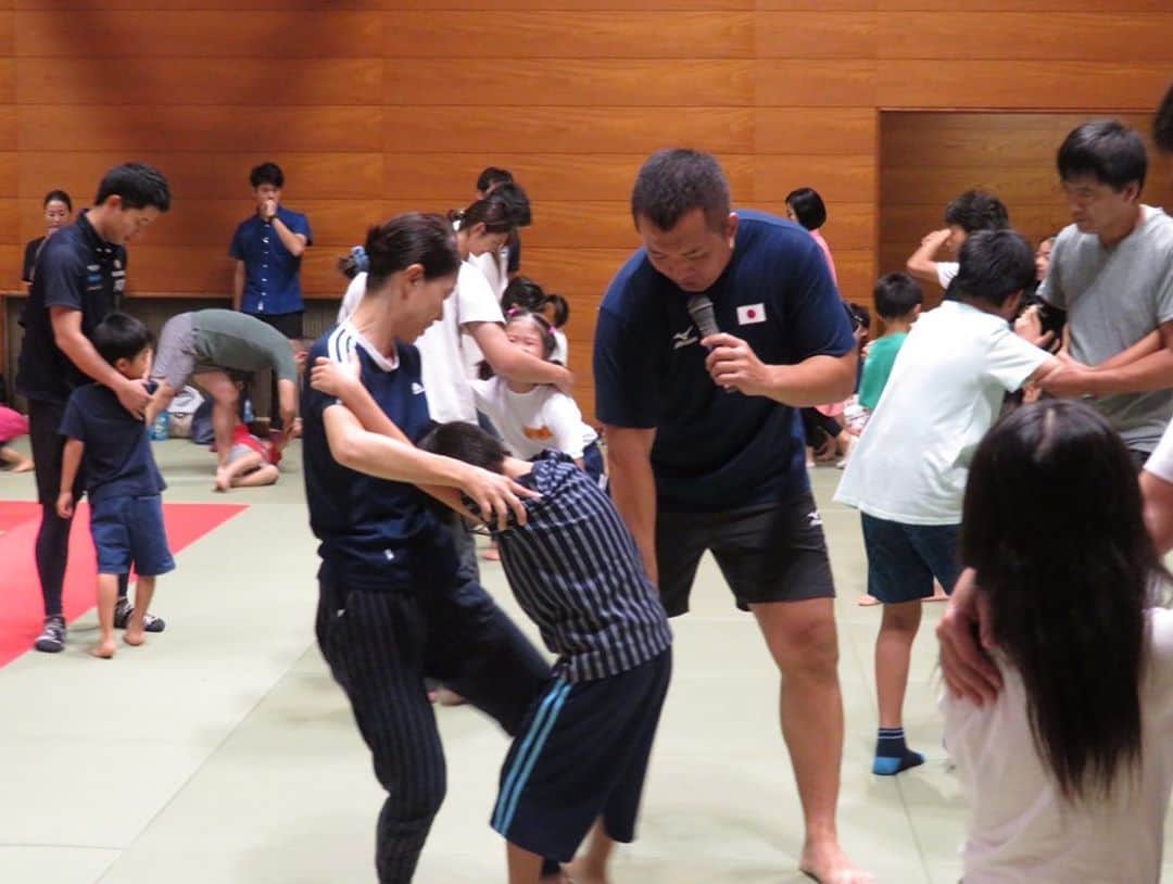 鈴木桂治さんのインスタグラム写真 - (鈴木桂治Instagram)「秋分の日に相模原市ギオンアリーナにて「父子チャレンジ（柔道編）」が開催されました。受け身の体験、足技、大外刈りなどでお父さんお母さんを投げました。ほとんどの子が柔道未経験者でしたので短パンTシャツ。自分も同じ服装で。 150組300名の方に参加していただきました。後援のMeijiさん、お手伝いしていただいた光明学園相模原の柔道部の皆さん、八巻監督、ありがとうございました #足技 #大外刈り #父子チャレンジ #相模原市 #光明学園相模原 #judo#challenge #father#mother#hamilyjudo#firsttime#keijisuzuki #sagamihara#good#meiji#柔道#最高」9月24日 11時47分 - gk.kizuna