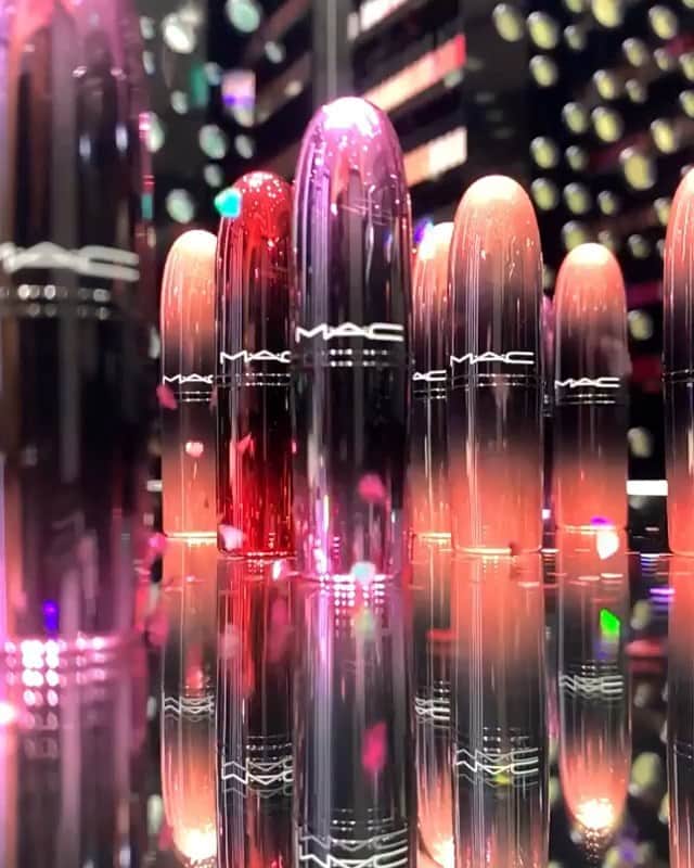 M∙A∙C Cosmetics Japanのインスタグラム：「⠀ ひとぬりでラブリーな唇を演出する ラブ ミー リップスティック💋 ⠀ この秋あなたの気になる色は!? #MACloveme #MACラブミー ⠀ ⠀ REGRAM: @macpro_tokyo (PHOTO: M·A·C ARTIST HATSUO ARISKA @ari_h2o) ⠀ ⠀ ⠀ ⠀ ⠀ #MACCosmeticsJapan #MACコスメ #MACCosmetics #MAC #コスメ #メイク #リップ #ツヤ #口紅 #リップスティック #リップメイク #MACリップ #ツヤリップ」