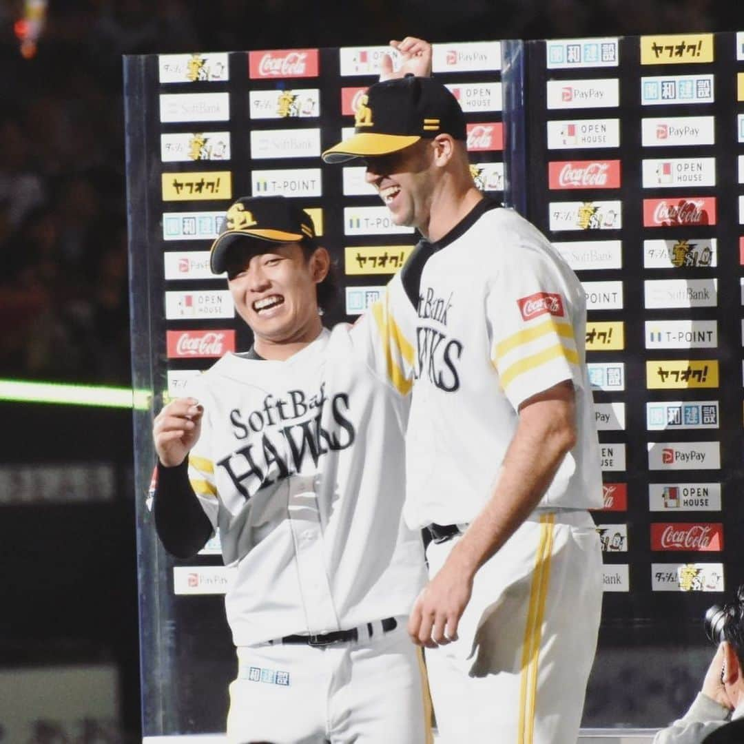 リック・バンデンハークさんのインスタグラム写真 - (リック・バンデンハークInstagram)「Last Fridays game in the Yahuoku! Dome = fighting modus ON! 💥💥💥 Great timely hit by Kenta Imamiya @kntaaaaaaa 🦅🚀 Currently we are in 2nd place, going game by game to clinch the 1st place and win the Pacific League 2019! 3 games left to play of the 143. @softbankhawks_official Let’s fight!🦅 Together. We. Believe!  #sbhawks #npb #2019season #vandy44 #バンデンハーク #ソフトバンクホークス #今宮健太」9月24日 12時02分 - rick_vdhurk