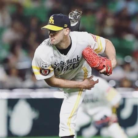 リック・バンデンハークさんのインスタグラム写真 - (リック・バンデンハークInstagram)「Last Fridays game in the Yahuoku! Dome = fighting modus ON! 💥💥💥 Great timely hit by Kenta Imamiya @kntaaaaaaa 🦅🚀 Currently we are in 2nd place, going game by game to clinch the 1st place and win the Pacific League 2019! 3 games left to play of the 143. @softbankhawks_official Let’s fight!🦅 Together. We. Believe!  #sbhawks #npb #2019season #vandy44 #バンデンハーク #ソフトバンクホークス #今宮健太」9月24日 12時02分 - rick_vdhurk