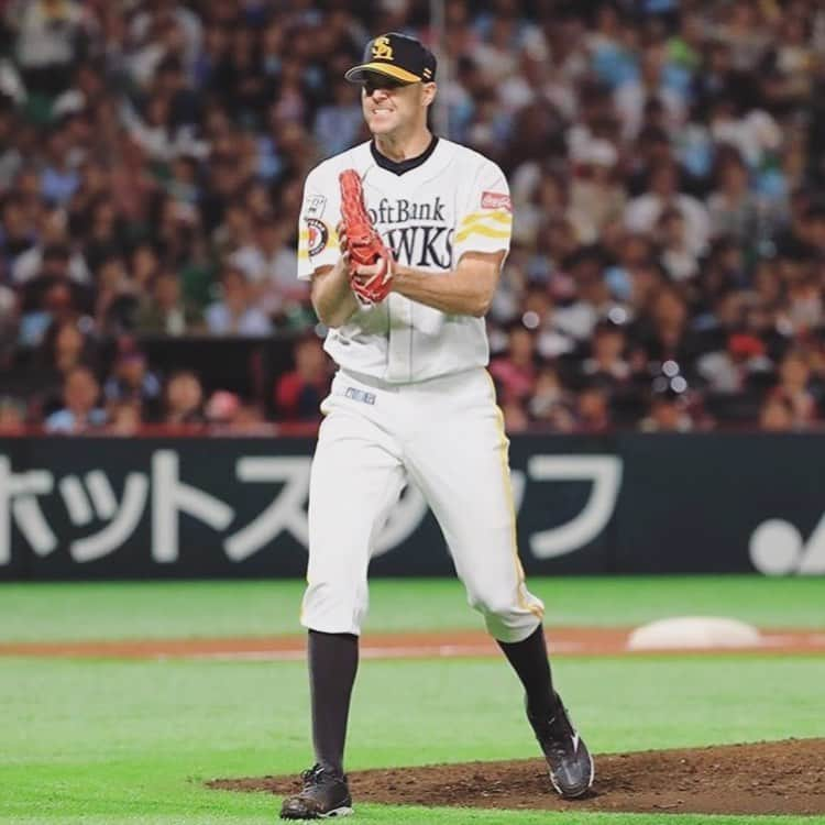 リック・バンデンハークのインスタグラム：「Last Fridays game in the Yahuoku! Dome = fighting modus ON! 💥💥💥 Great timely hit by Kenta Imamiya @kntaaaaaaa 🦅🚀 Currently we are in 2nd place, going game by game to clinch the 1st place and win the Pacific League 2019! 3 games left to play of the 143. @softbankhawks_official Let’s fight!🦅 Together. We. Believe!  #sbhawks #npb #2019season #vandy44 #バンデンハーク #ソフトバンクホークス #今宮健太」