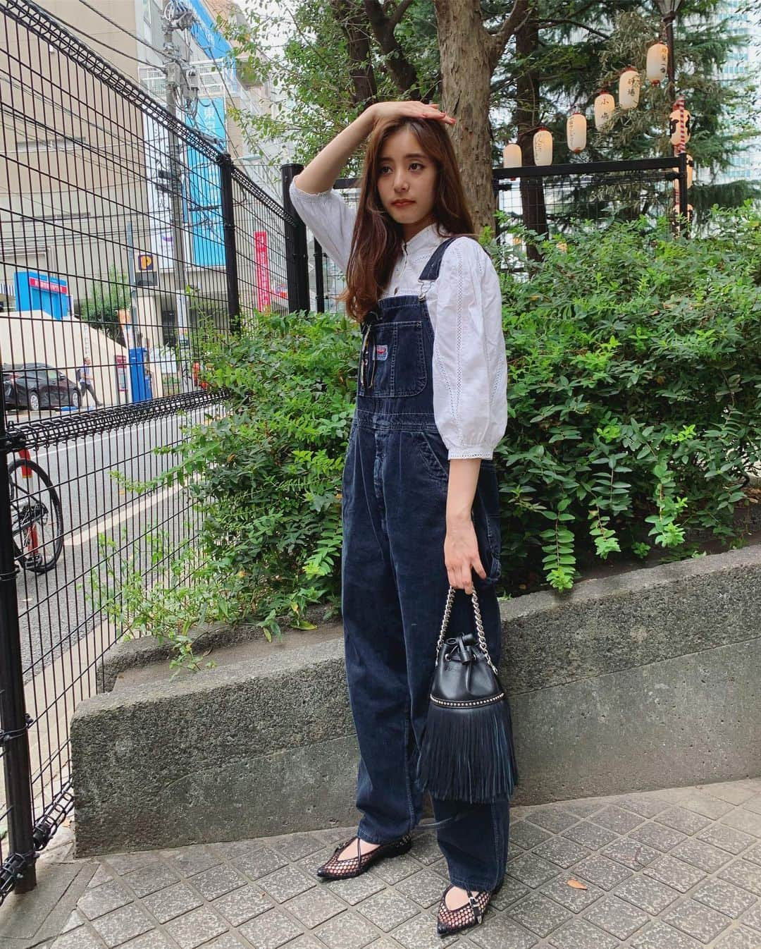 新木優子さんのインスタグラム写真 - (新木優子Instagram)「私服  blouse : vintage salopette : vintage shoes : @togaarchives  bag : @jandmdavidson  今日は @nonno_magazine の撮影の後に、モトカレマニアの撮影な充実した日でしたとさ☺️ #fashion #mystyle」9月24日 23時03分 - yuuuuukko_