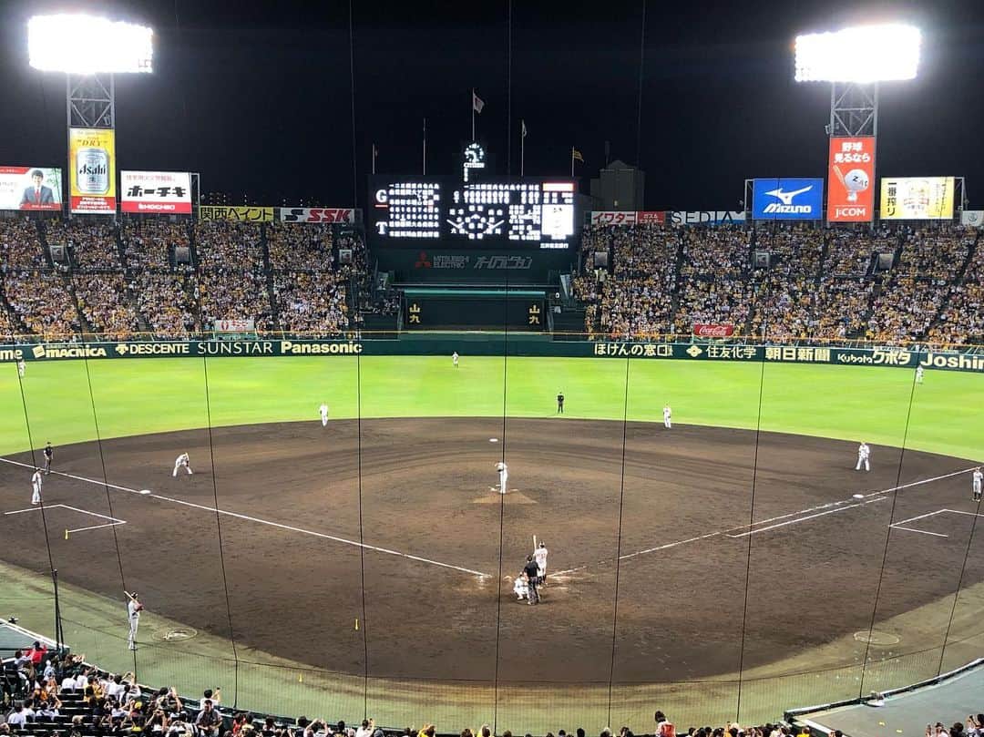 本野大輔のインスタグラム：「2019年最後の伝統の一戦。 この試合を取材できて本当に良かったです。  巨人の阿部慎之助選手が今シーズンで引退。 阿部選手にとって最後の甲子園です。  9回代打で登場、ピッチャーは藤川球児投手。  甲子園球場は『しんのすけ』コールが阪神ファンからも沸き起こり凄い雰囲気。  何度も対決してきた藤川VS阿部。 藤川投手も全てストレート。 一球一打にファンは大歓声。 HRかという特大のファウルあり、最後は空振り三振。  久々に心が熱くなり震えました。球場全体が高揚感に満ち溢れ、割れんばかりの大歓声。 この場に立ち会えた事を幸せに思います。  #甲子園球場 #阿部慎之助 #藤川球児 #伝統の一戦 #阪神タイガース #巨人」