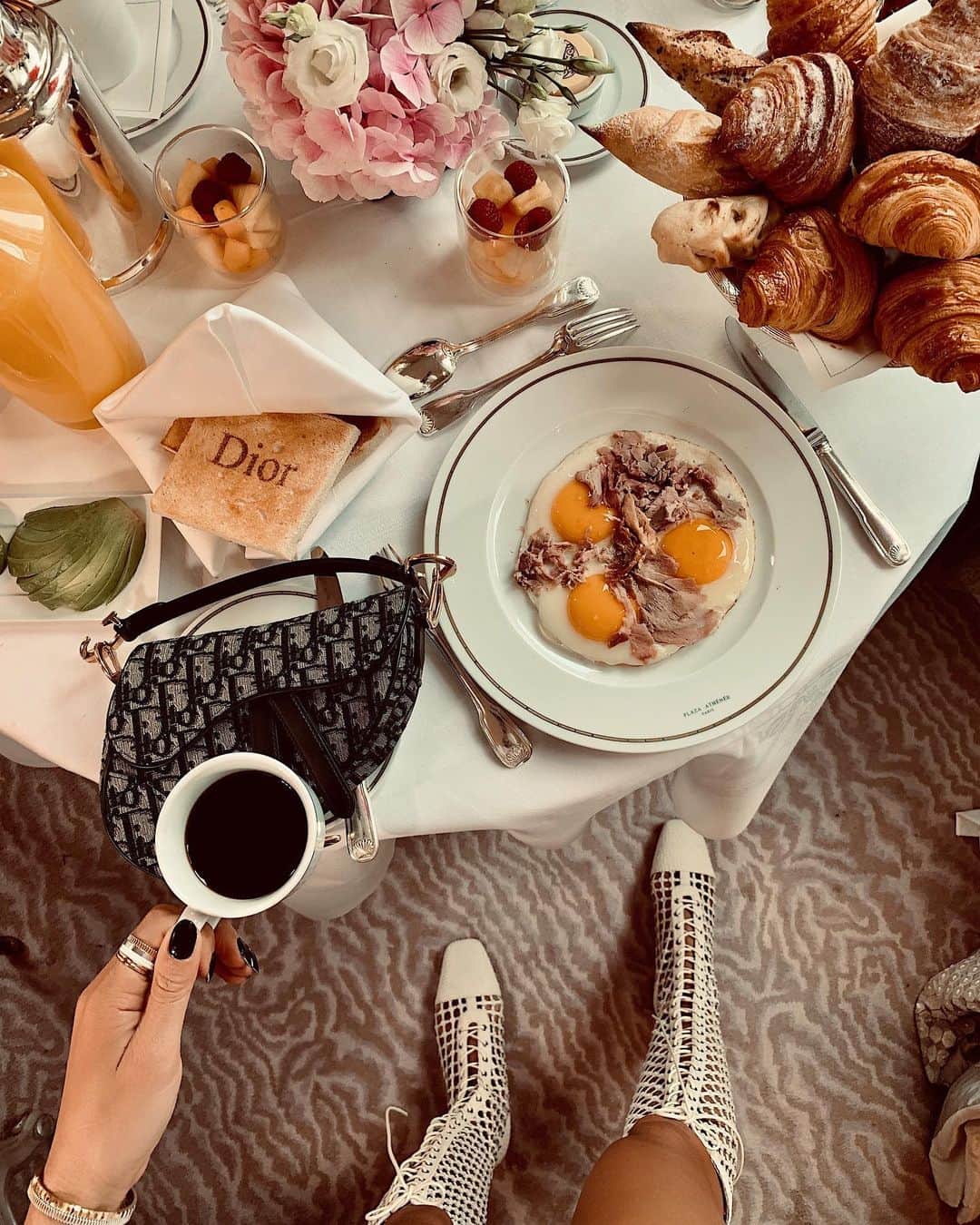 Camila Coelhoさんのインスタグラム写真 - (Camila CoelhoInstagram)「Late Breakfast before @dior ! #DiorShow  #PFW ——- Café da manhã antes do desfile de DIOR! Um dos mais especiais da temporada! @plaza_athenee」9月24日 21時35分 - camilacoelho