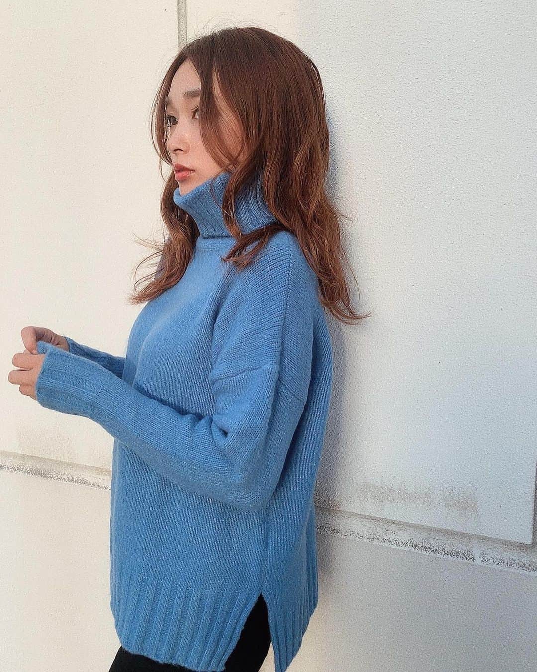 のインスタグラム：「こういうブルー大好き💙 肌触りも着心地もよくてお気に入り♡ . knit. #titivate @titivatejp . 皆さん台風大丈夫でしたか？ 昨日今日と涼しくなって、れおんはお散歩気持ち良さそう🐶💓 . . #titivatestyle#ティティベイト#タートルふわっとタッチニット#bichonfrise#ビション#ビションフリーゼ」