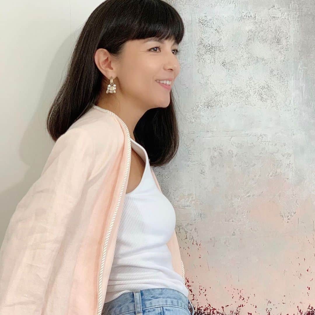 BORDERS at BALCONYのインスタグラム：「@yokoshibatabordersatbalcon も @bordersatbalcony_official の「5 POCKETS DENIM PANTS」を着用しています！どんなジャケットとも相性が良く、トップスのテイスト次第で少し甘めにも、クールにも決まります！  詳しくは @bordersatbalcony_official のオフィシャルECサイトへ→→」