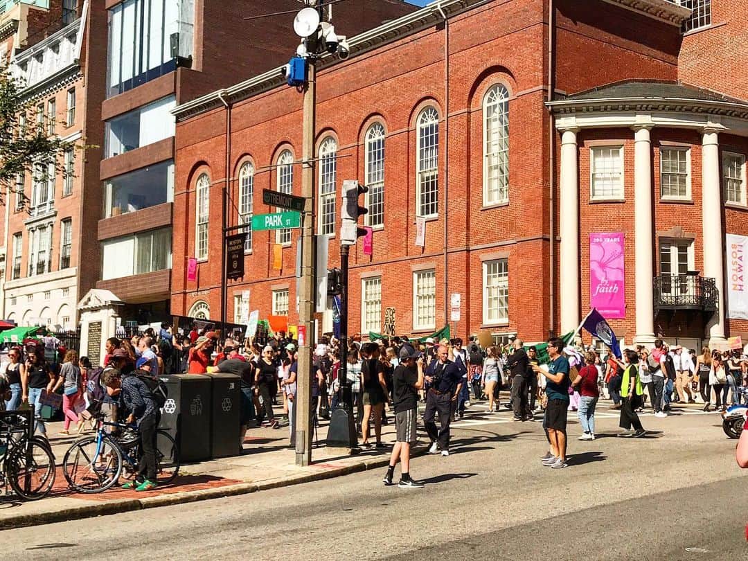 RyosukeTakenakaさんのインスタグラム写真 - (RyosukeTakenakaInstagram)「デモはよく行われているアメリカ🇺🇸強い国民(学生や若手が多かった) . #デモ＃boston#state#america#demo＃学生#parkstreet」9月24日 21時29分 - tori.usa8
