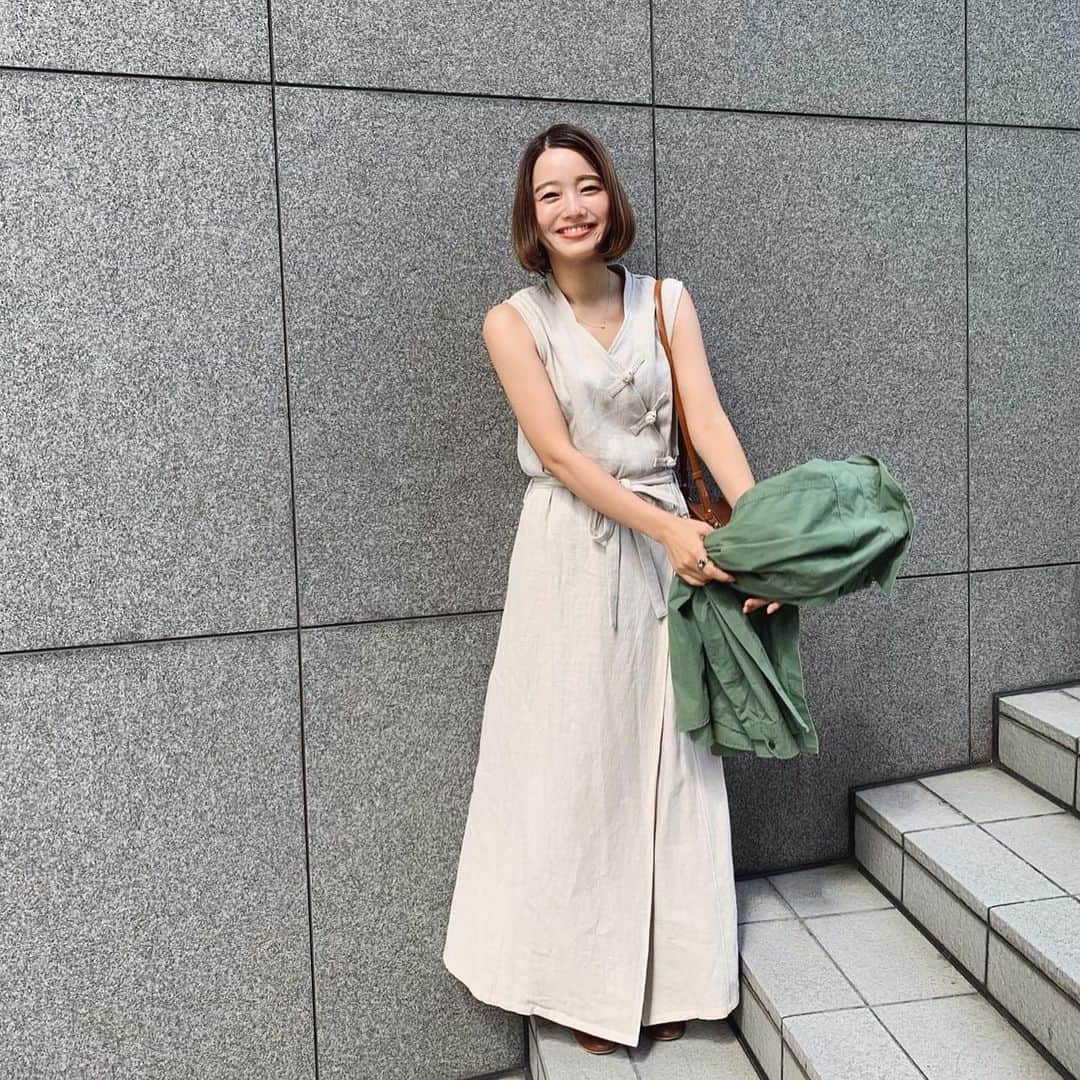 のインスタグラム：「今日も1日お疲れ様でした❣️ ワンピの裾上げ間に合わず、ブーツがちょっぴりしか見えないのが残念ポイントではありますが、お気に入りだよ。  ストーリーに載せた動画、びっくりするほど反響があったので貼り付けてみた😇久々のワンレンボブ風〜🍃 #前髪アレンジ #ワンレンボブ #ちひろのお洋服 #ちひろの美容 #タグ付けしたぞう」