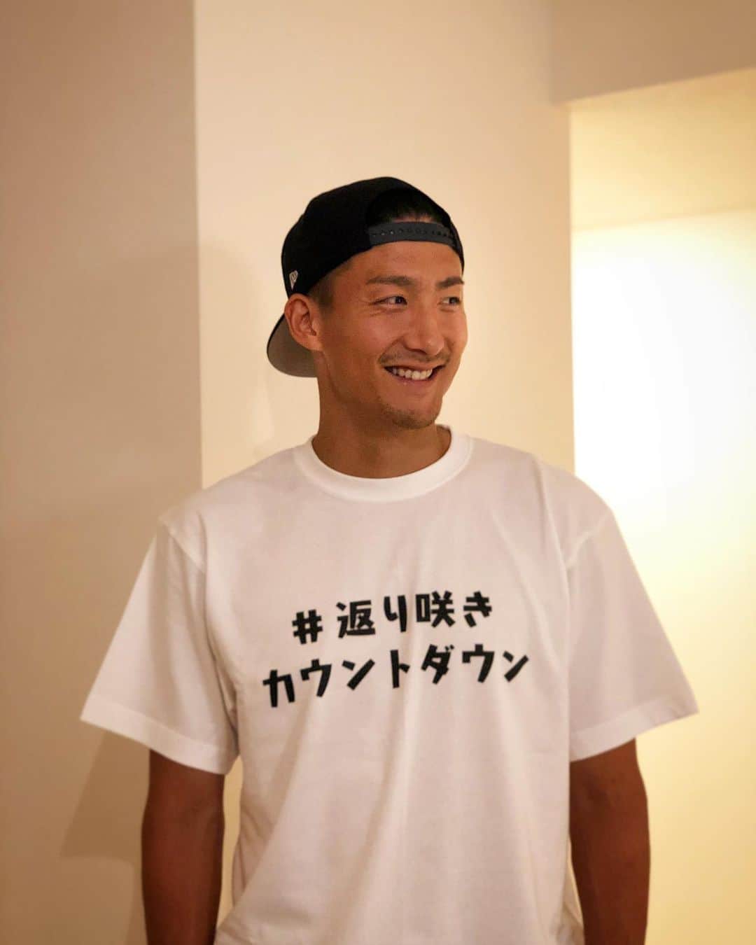 都倉賢のインスタグラム：「今日で術後4ヶ月となりました！﻿ ﻿ 長かったようなあっというまなような。﻿ ﻿ 目の前の毎日の積み重ねが120回。﻿ ﻿ それ以上でもそれ以下でもないと言った印象です。﻿ ﻿ ただ確実にその積み重ねが今の僕を形成してます。﻿ ﻿ 手術直後は本当に足が曲がるのかな？？なんて不安を抱えていましたが、今ではなんの問題もなくジョギングをしてます🏃‍♂️﻿ ﻿ ただこの4ヶ月良い事ばかりあったわけではなく、そんな時でも目標に向かって頑張っていけるようにあの手この手を使って自分を盛り上げてここまできましたがついに #返り咲きカウントダウン Tシャツまで作ってしまいました😍😍😍﻿ ﻿ もうあと自分を盛り上げる方法があるとすれば作詞作曲してCD出すことくらいしか思い浮かばないけど…笑  そんな時はどなたかお願いします…﻿ ﻿ そんな感じで無事に4ヶ月を迎えることが出来て本当に嬉しいですし、ここまで支えてくれたみんなに感謝してます！﻿ ﻿ まだまだ競技復帰するまで時間はかかりますが、そんな毎日の積み重ねの大切さを実感しながら自分を上手いこと盛り上げて残りのリハビリ期間も頑張っていきますね💪💪💪﻿ ﻿ #返り咲きカウントダウン﻿ #返り咲きカウントダウンTシャツ﻿ #KAERIZAKI」